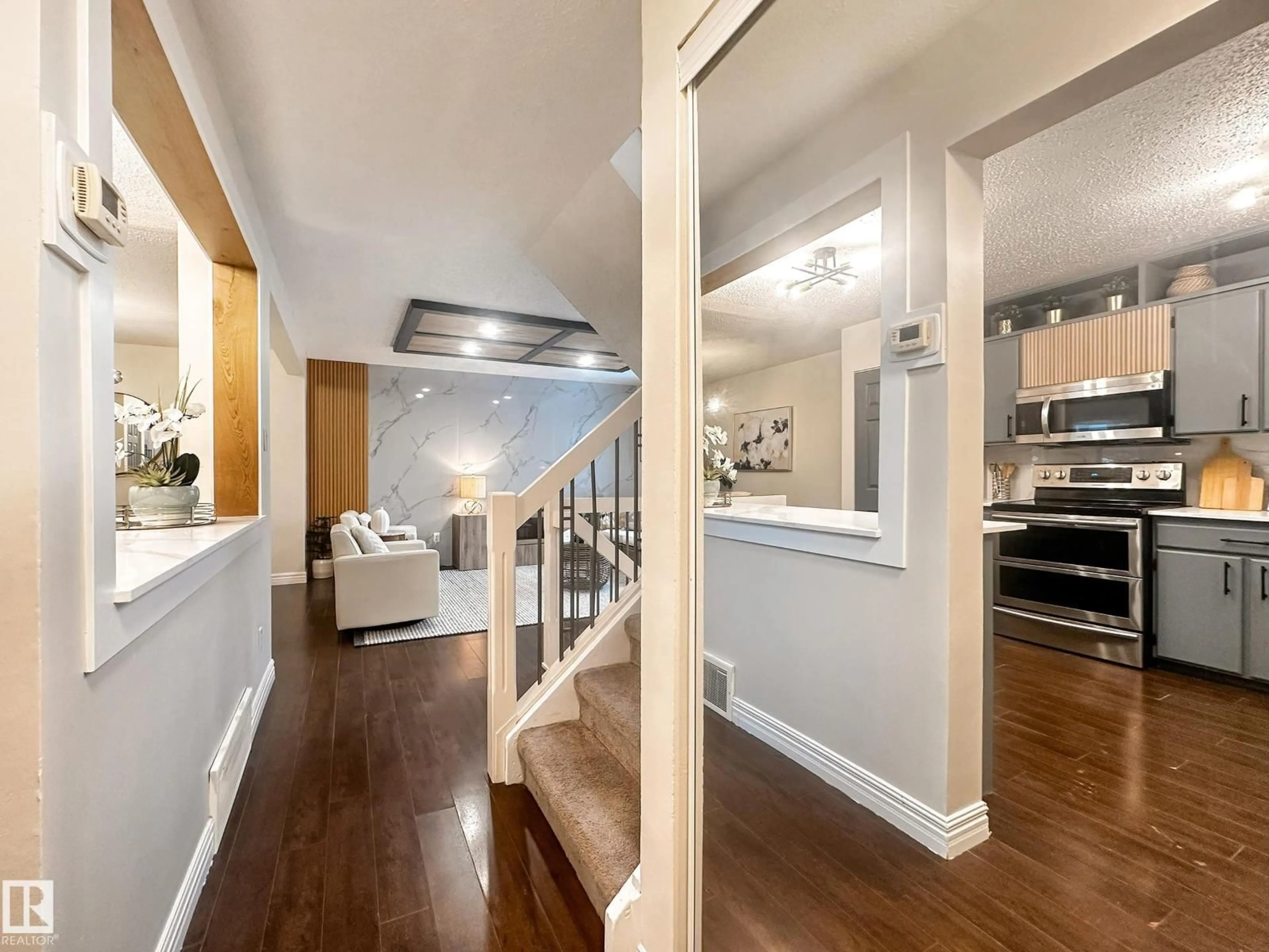 Indoor entryway for 848 ERIN PL, Edmonton Alberta T5T1M6