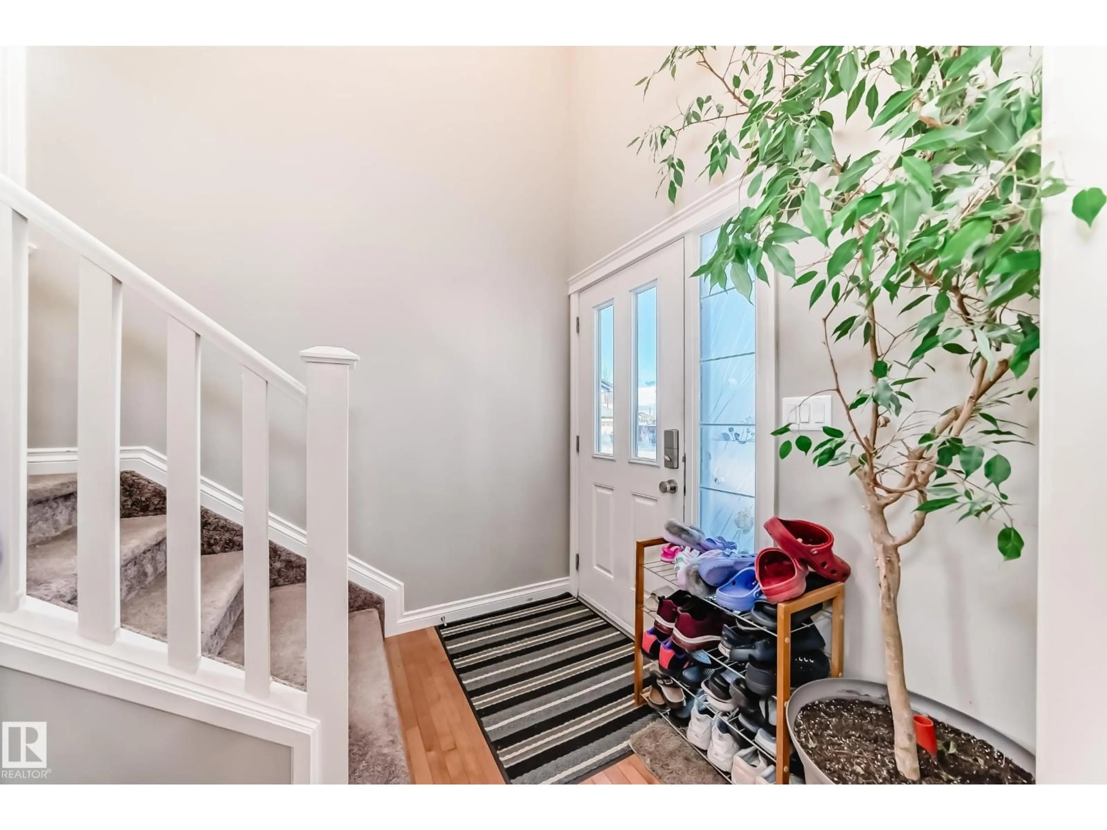 Indoor entryway for 26 HENDERSON CO, Spruce Grove Alberta T7X0C6