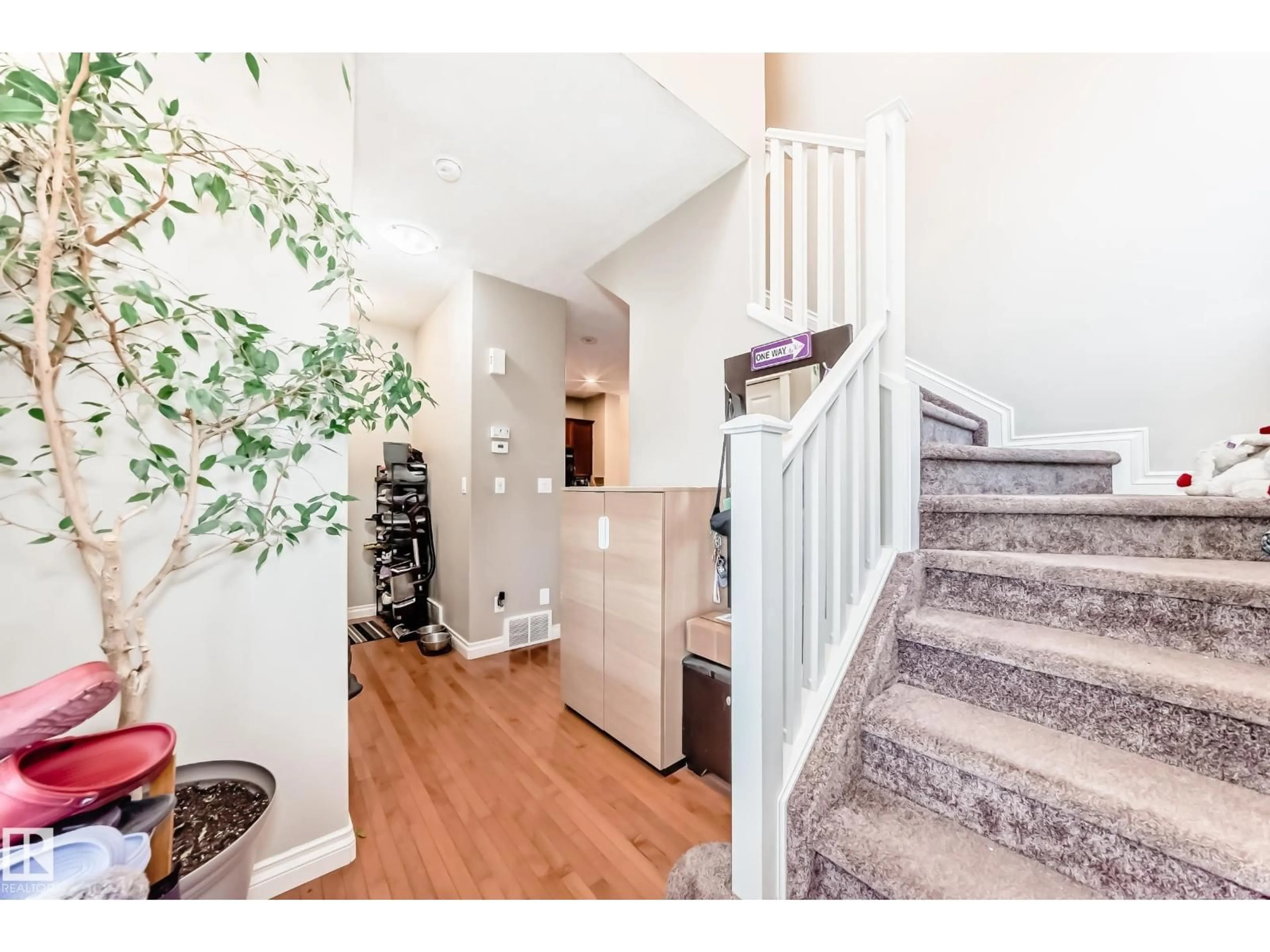 Indoor entryway for 26 HENDERSON CO, Spruce Grove Alberta T7X0C6