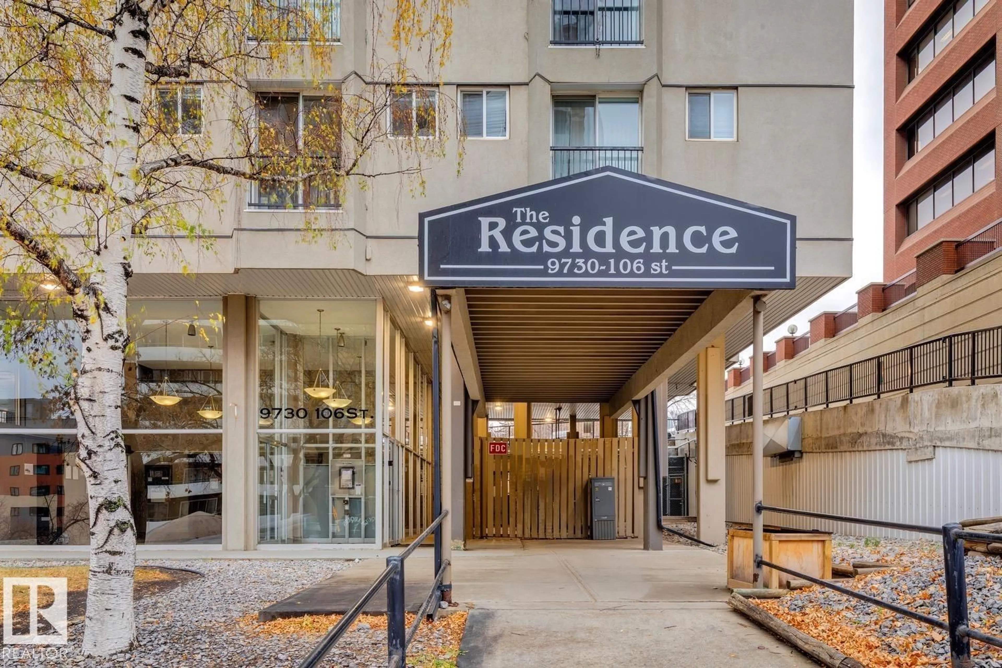 Indoor entryway for #402 - 9730 106 ST, Edmonton Alberta T5K1B7