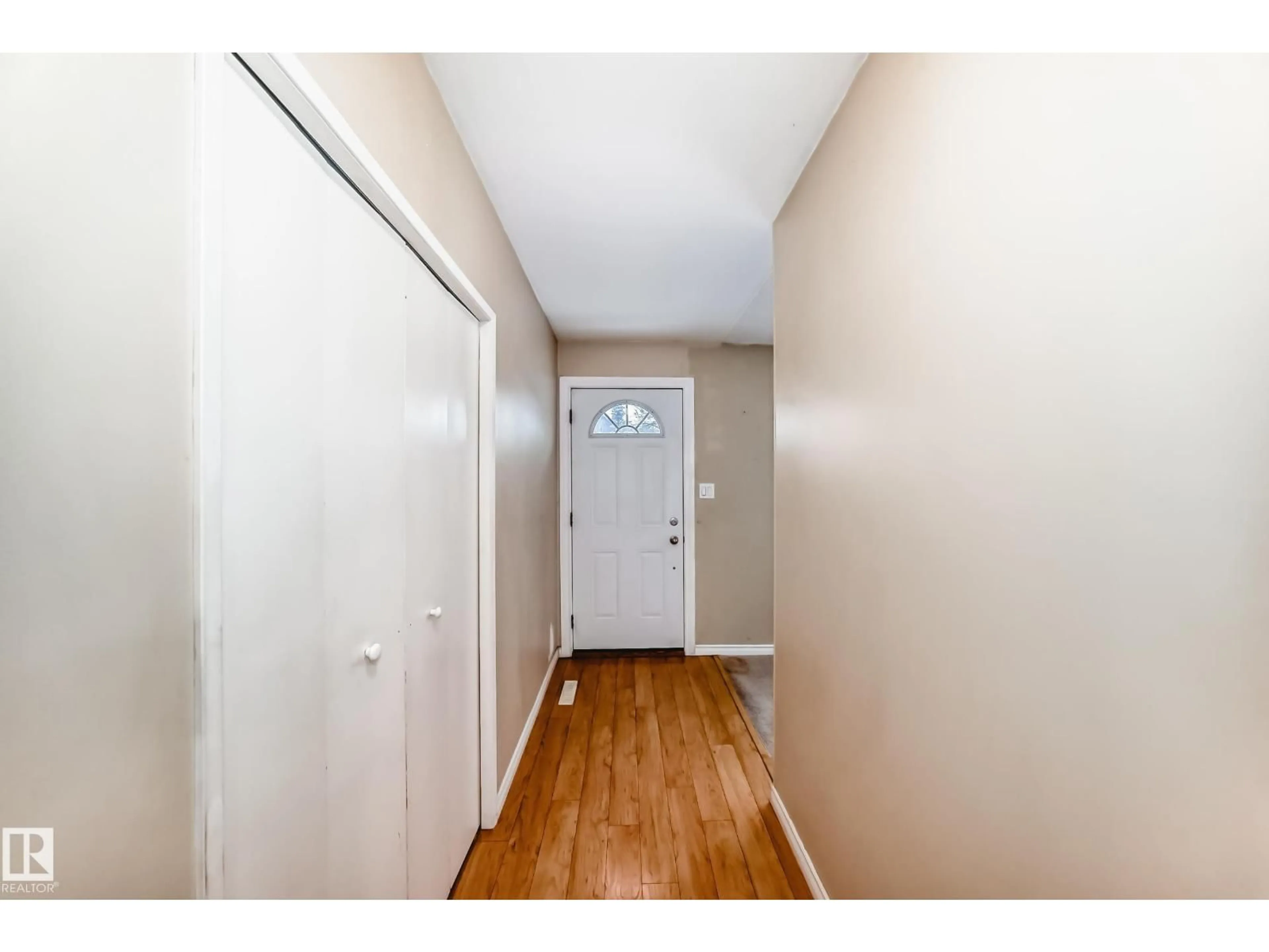 Indoor entryway for 8915 156 ST, Edmonton Alberta T5R1Y6