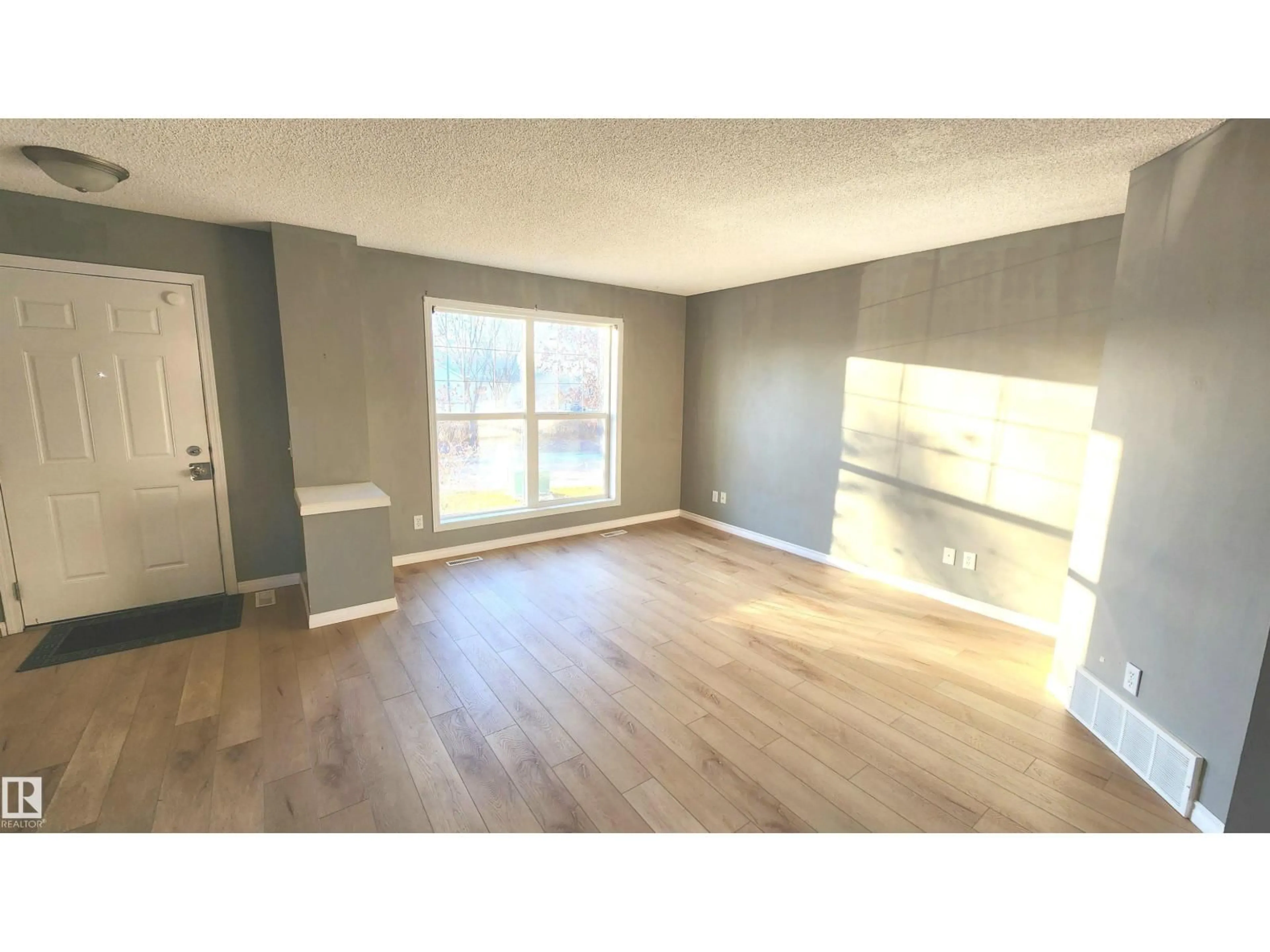 A pic of a room for 5063 STANTON DR, Edmonton Alberta T6X1E8