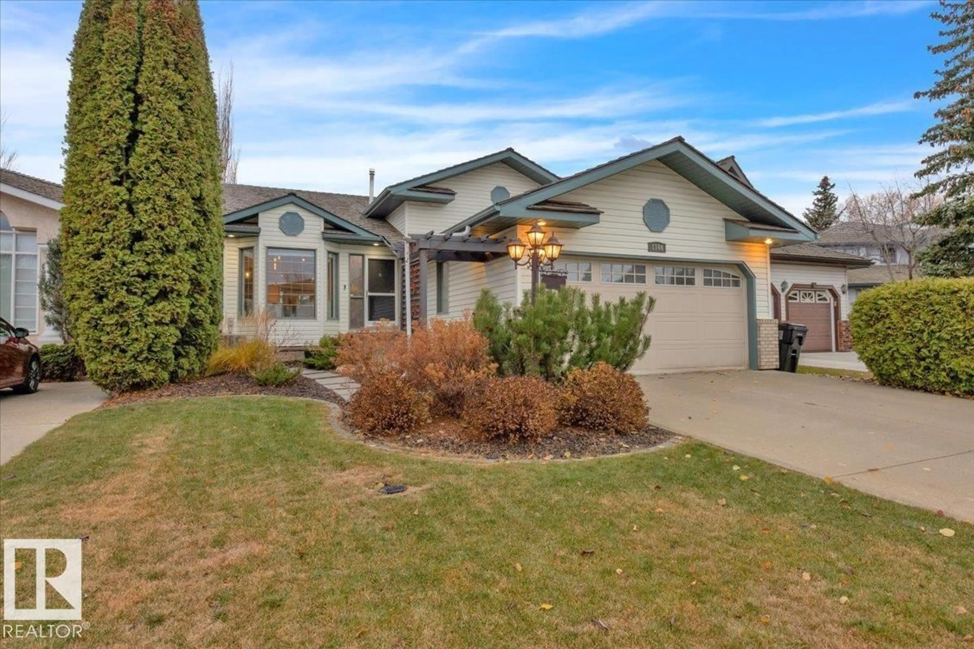 Home with vinyl exterior material, street for 1144 WEDGEWOOD BV, Edmonton Alberta T6M2L5