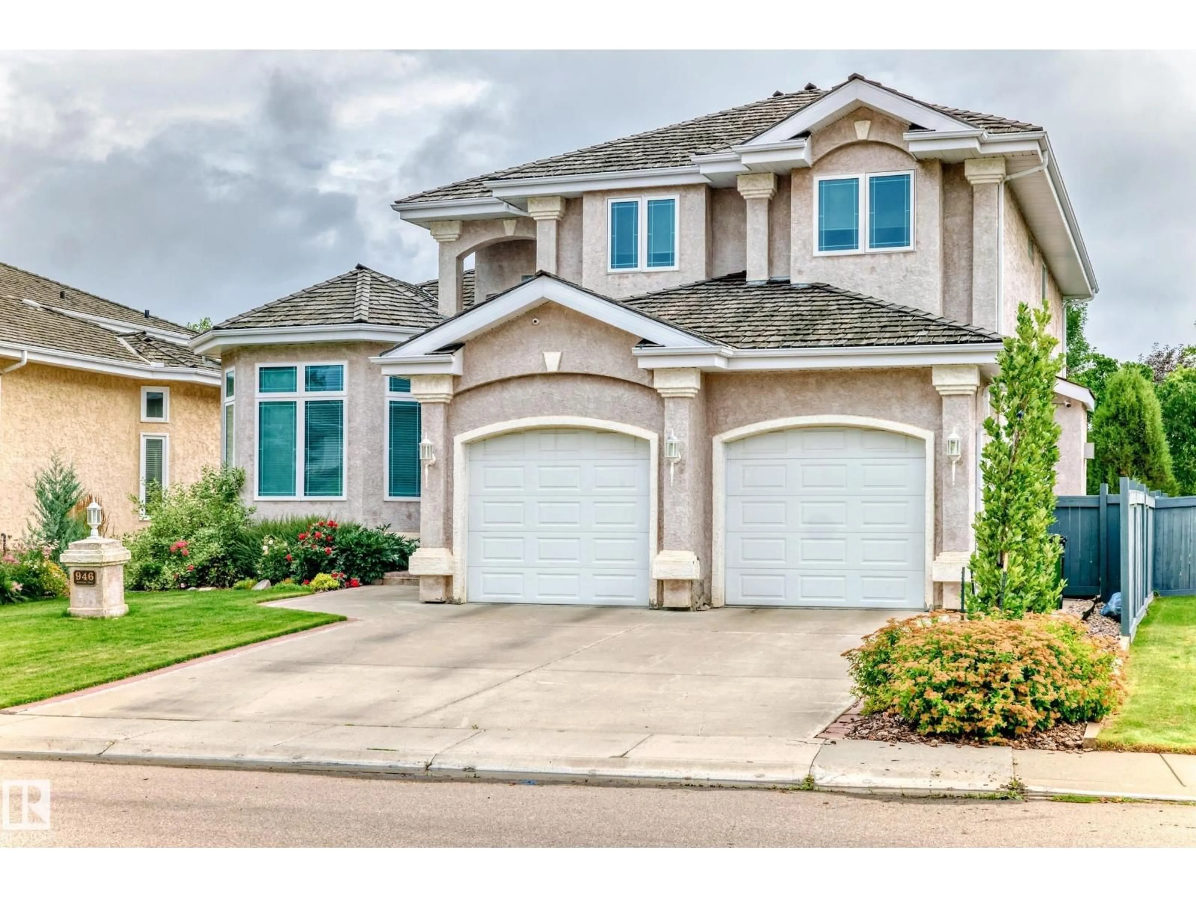 Home with vinyl exterior material, street for 946 WALLBRIDGE PL, Edmonton Alberta T6M2L7