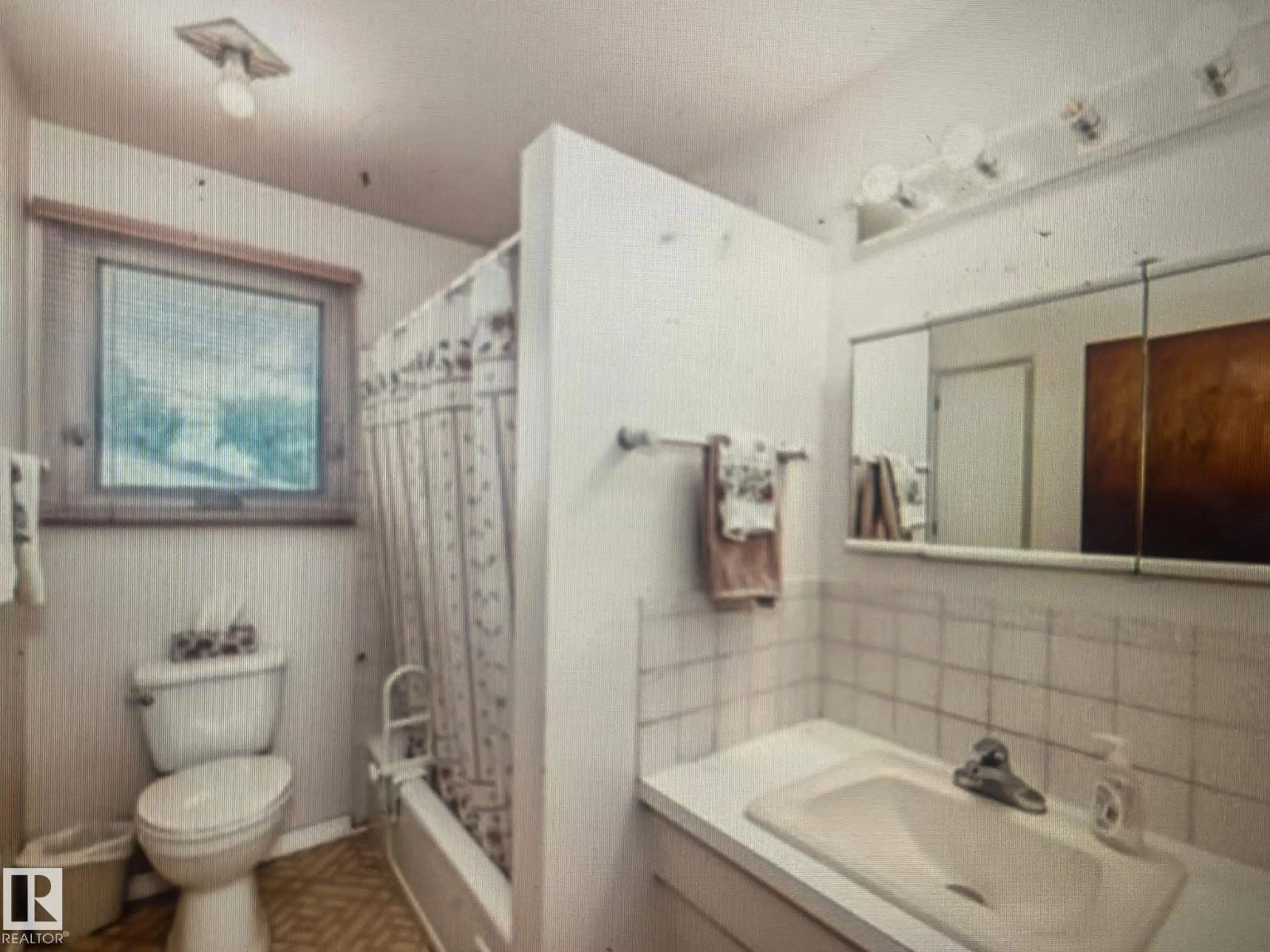Standard bathroom, ceramic/tile floor for 7112 99 AVENUE, Edmonton Alberta T6A0E1