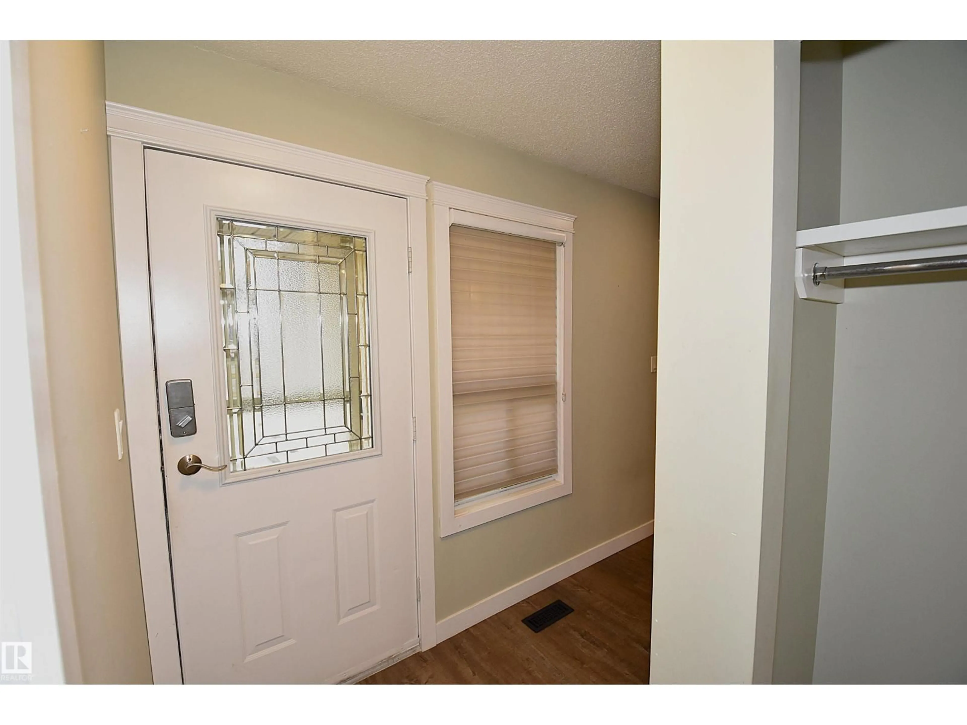 Indoor entryway for 1574 54 ST, Edmonton Alberta T6L6H4