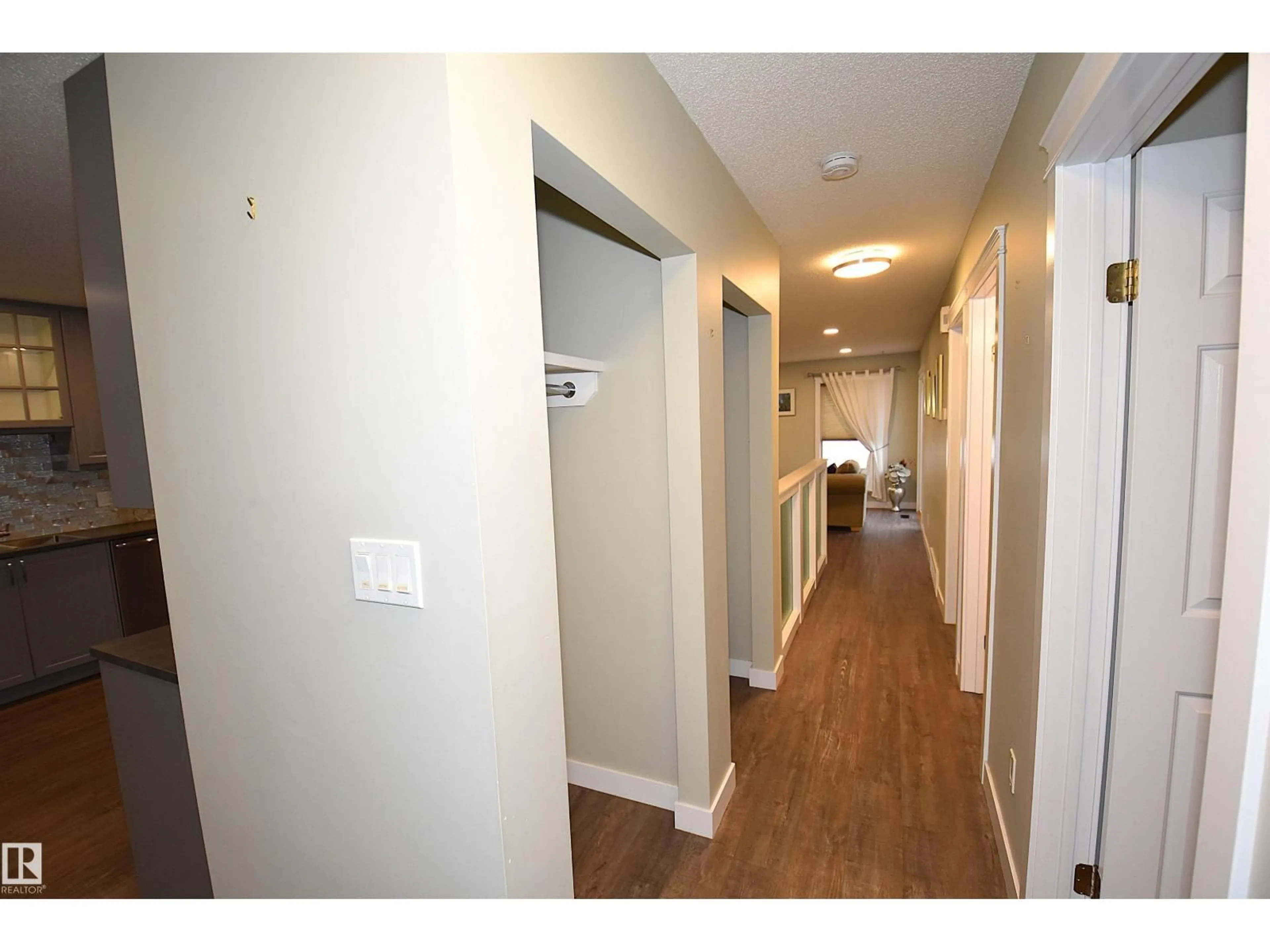 Indoor foyer for 1574 54 ST, Edmonton Alberta T6L6H4