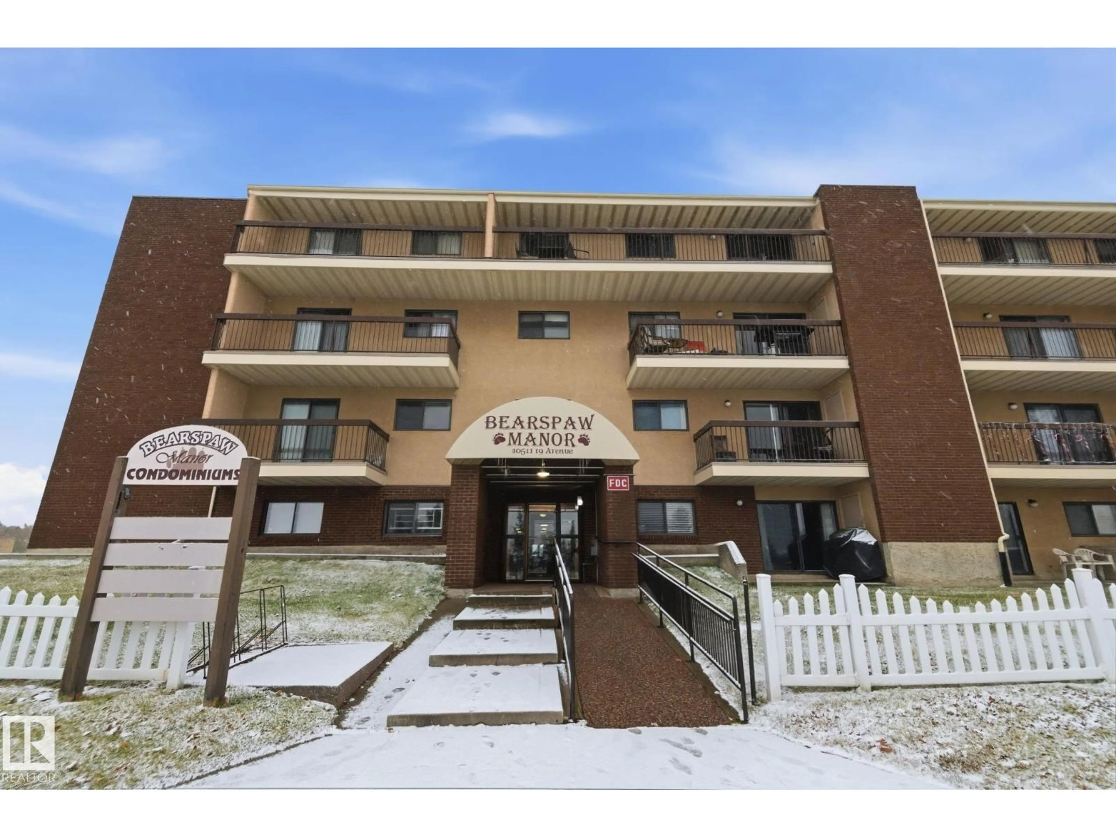 Indoor foyer for 408 - 10511 19 AV, Edmonton Alberta T6J5S8