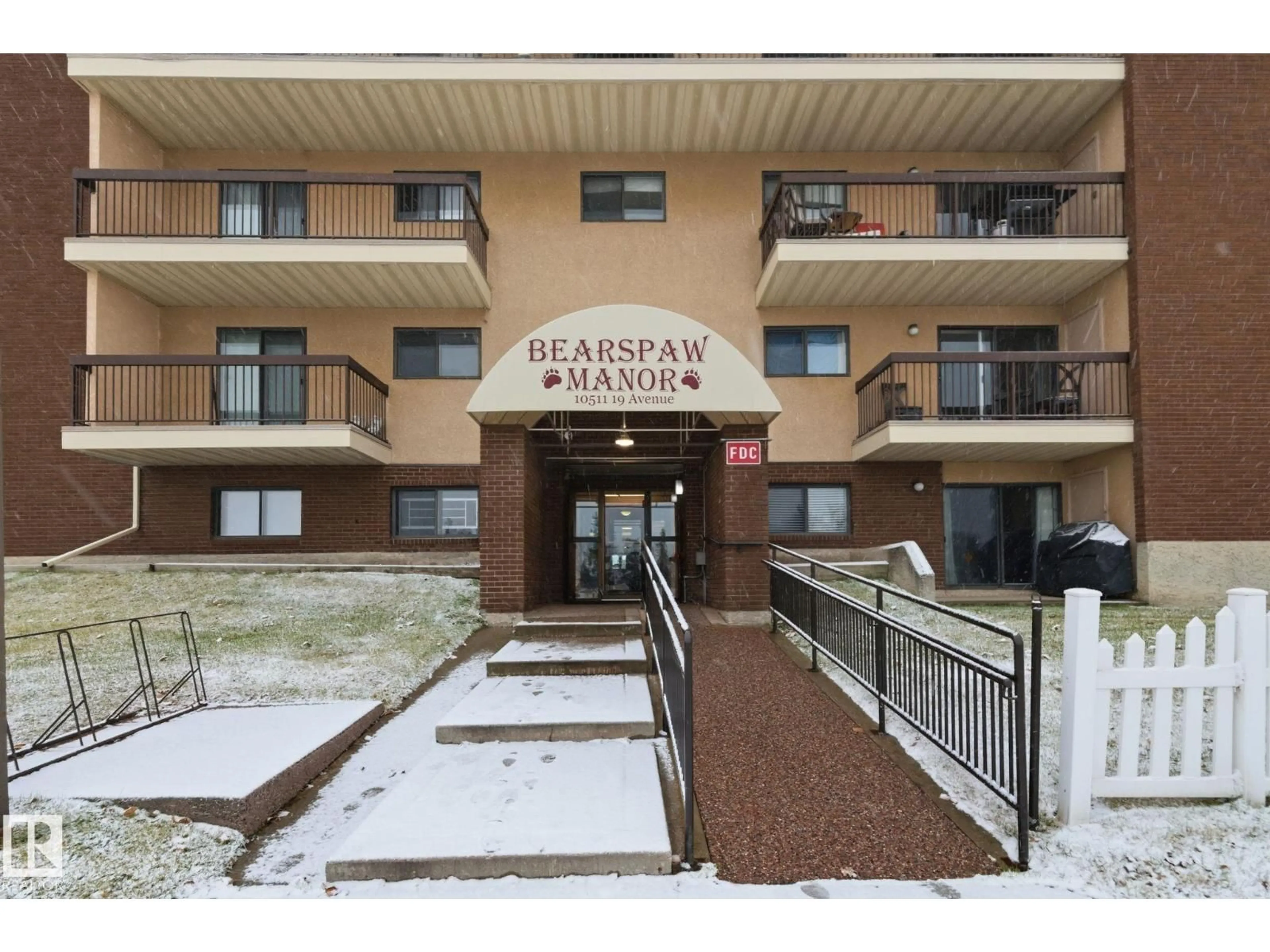 Indoor foyer for 408 - 10511 19 AV, Edmonton Alberta T6J5S8