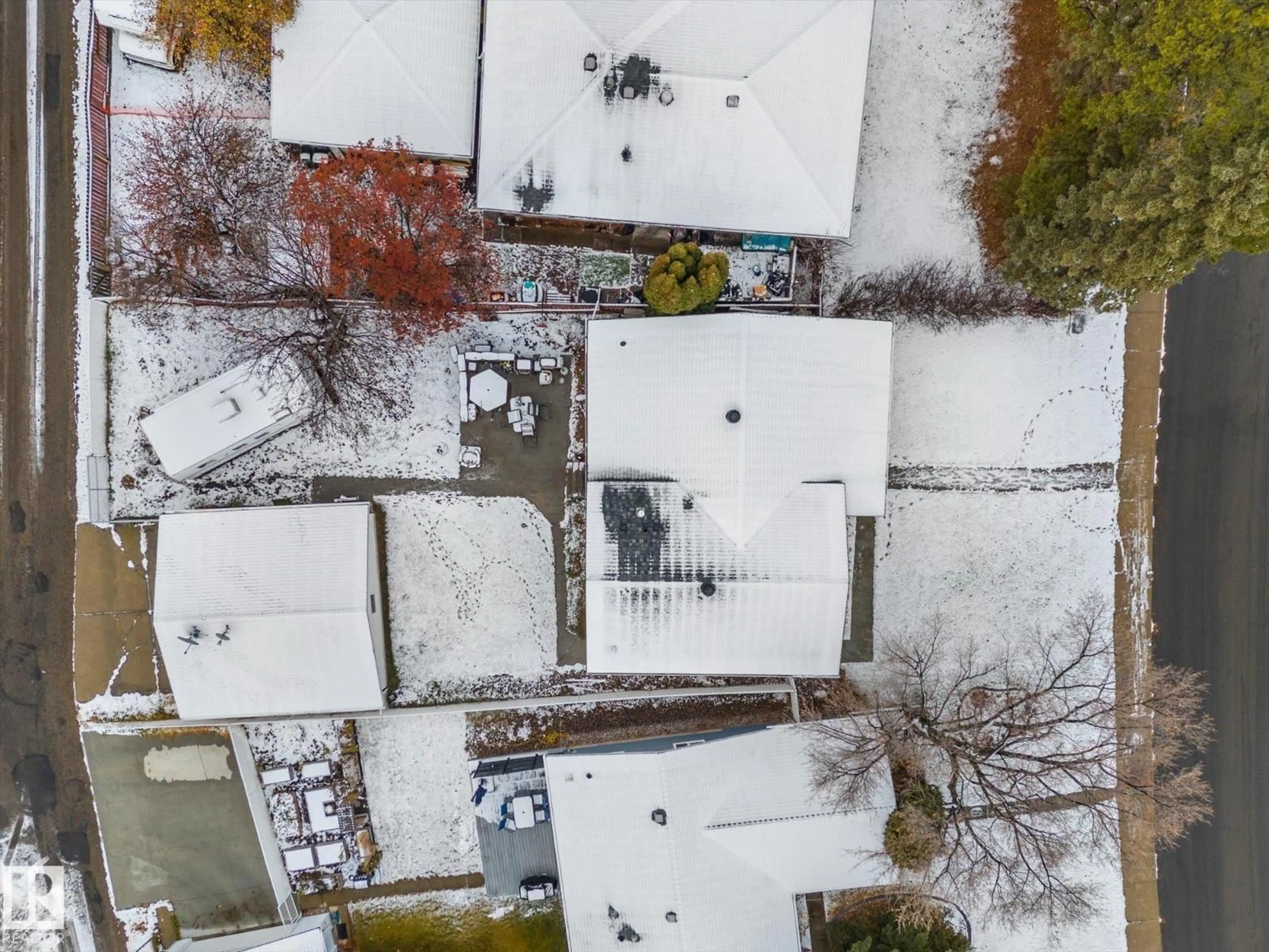 A pic from outside/outdoor area/front of a property/back of a property/a pic from drone, street for S NW - 712 KNOTTWOOD SOUTH RD, Edmonton Alberta T6K1X9