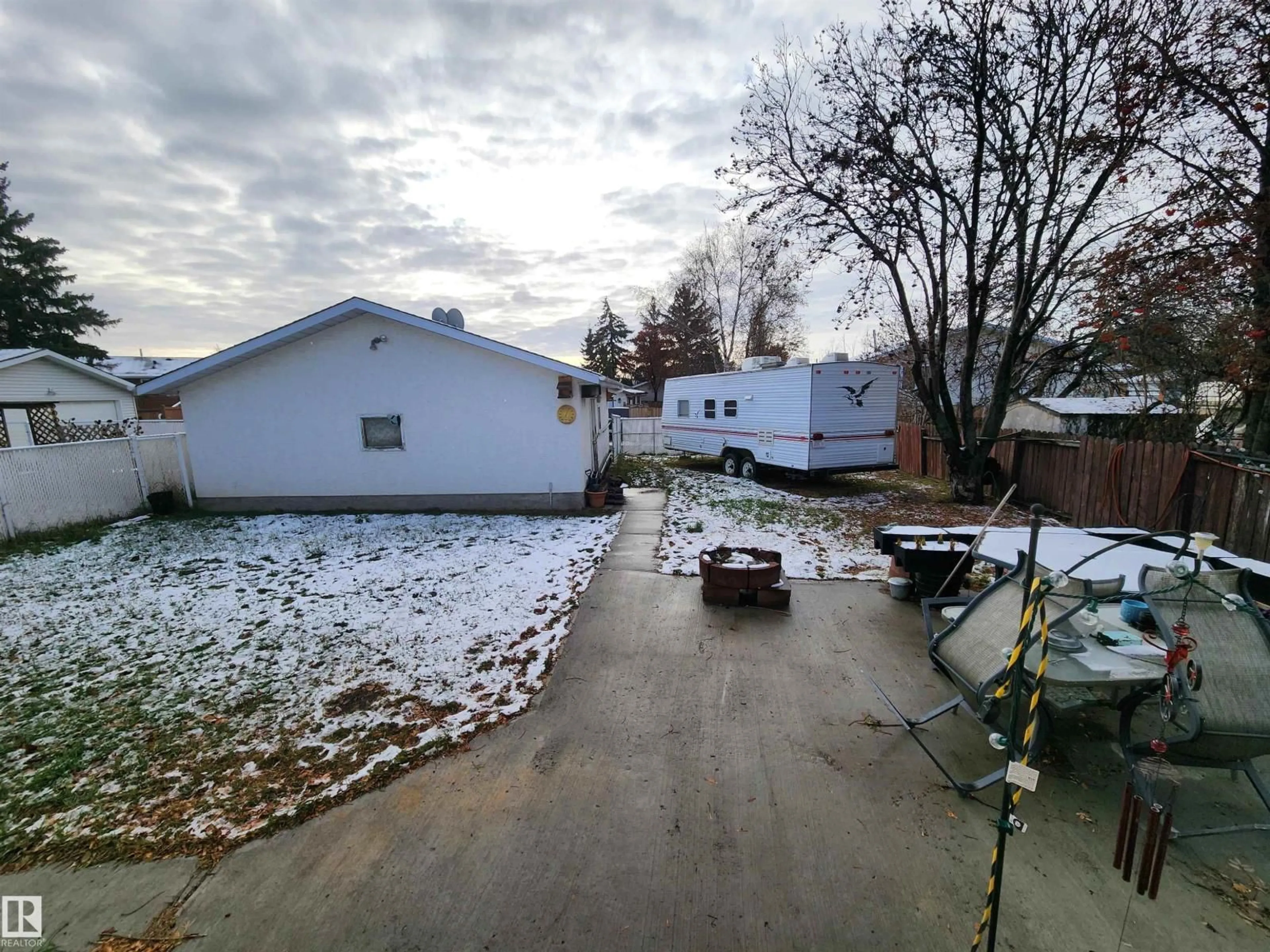 A pic from outside/outdoor area/front of a property/back of a property/a pic from drone, street for S NW - 712 KNOTTWOOD SOUTH RD, Edmonton Alberta T6K1X9