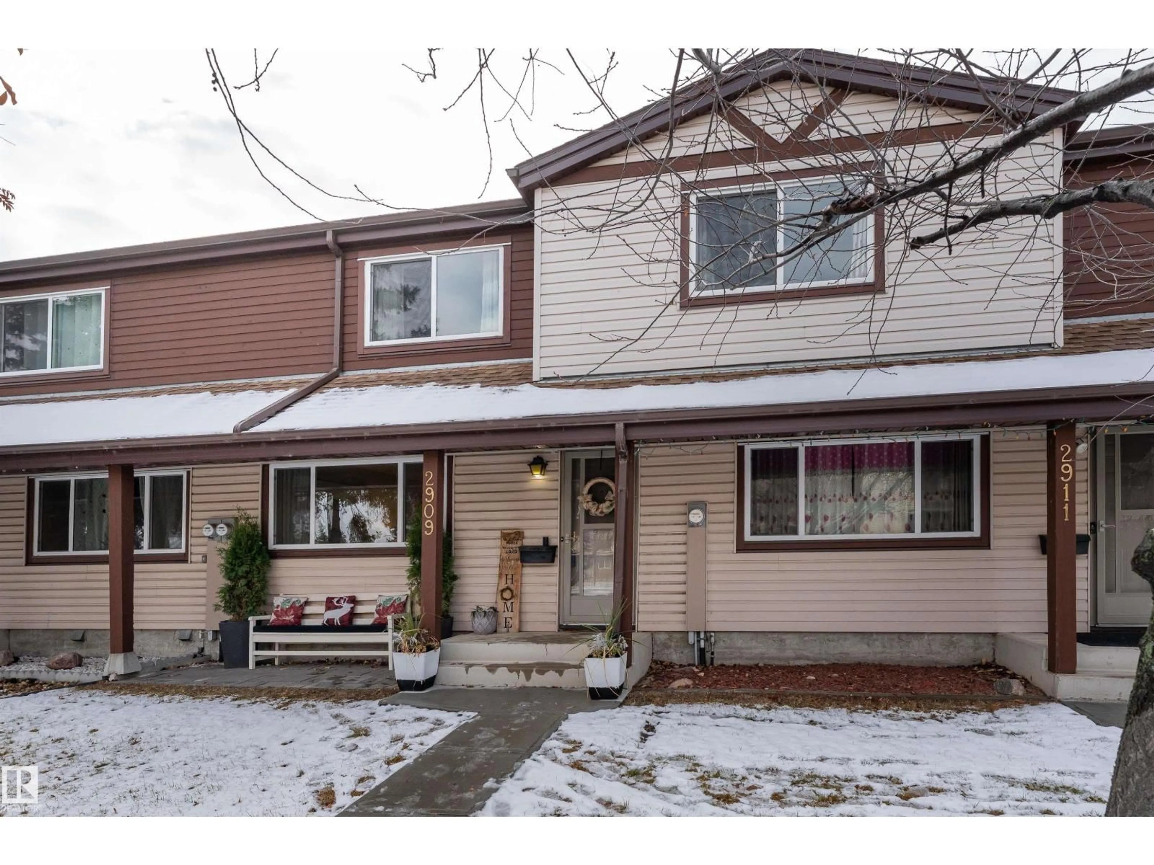 Home with vinyl exterior material, street for 2909 139 AV, Edmonton Alberta T5Y2B3