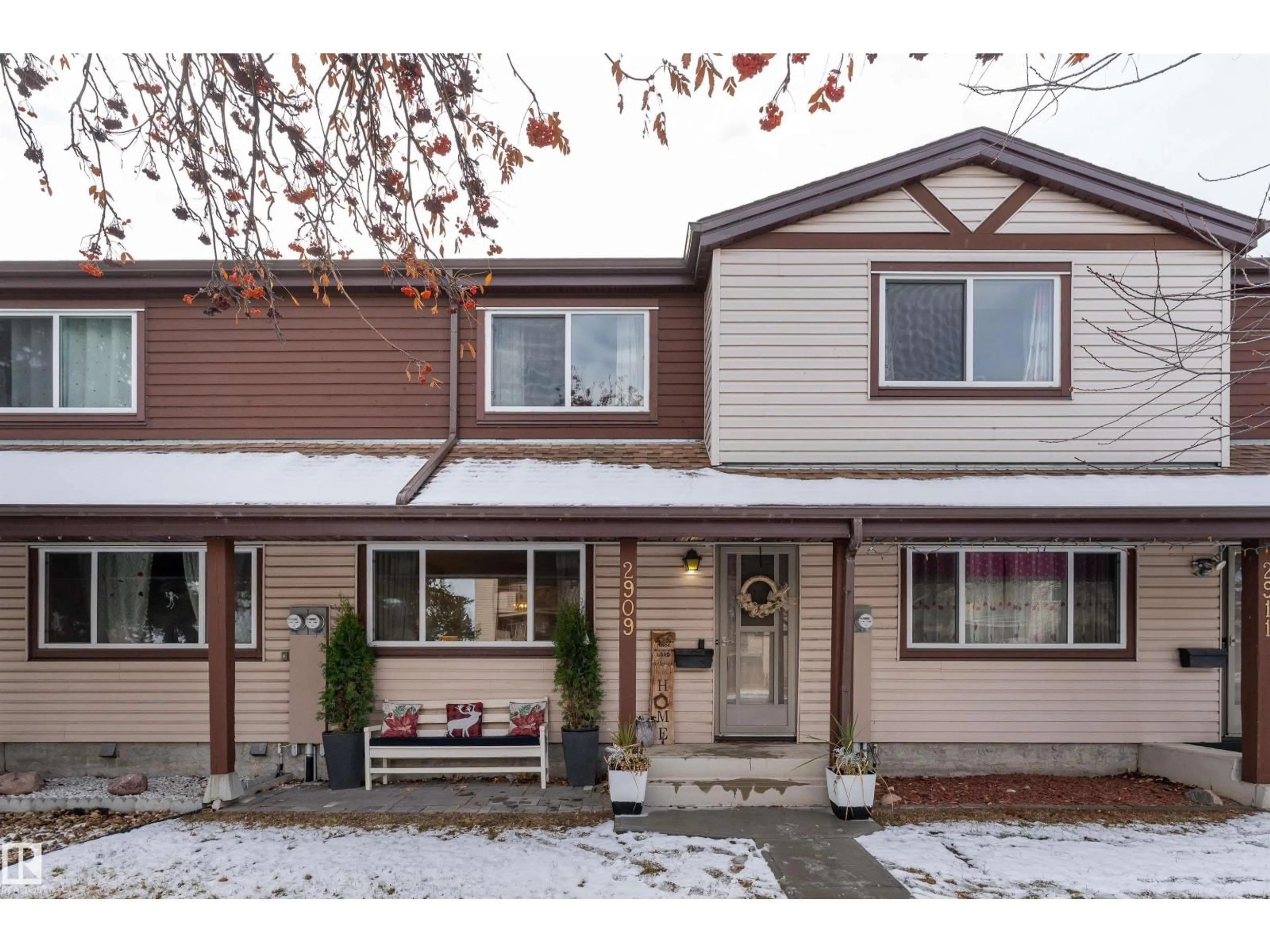 Home with vinyl exterior material, street for 2909 139 AV, Edmonton Alberta T5Y2B3