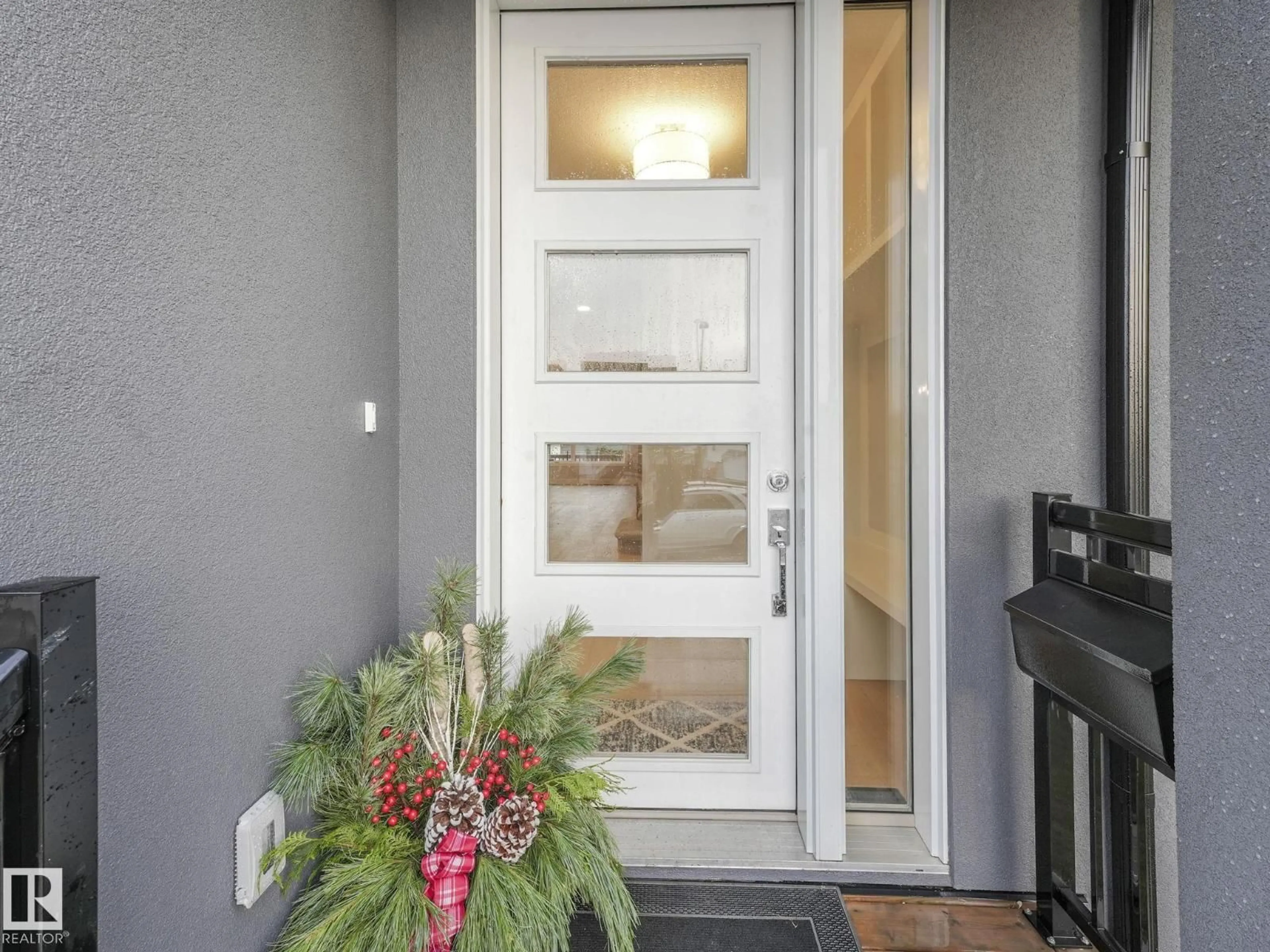 Indoor entryway for 9311 152 ST, Edmonton Alberta T5R1M8