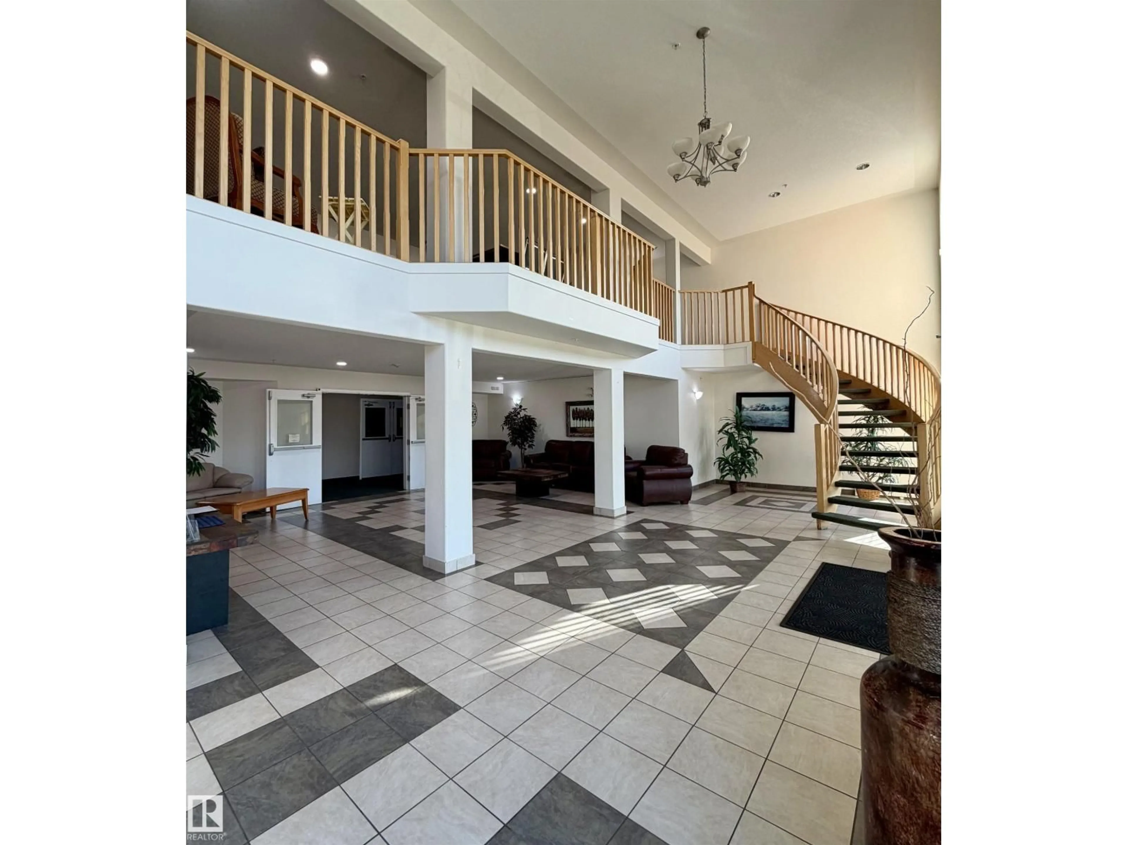 Indoor foyer for 118 GOLF COURSE RD, Stony Plain Alberta T7Z0C7