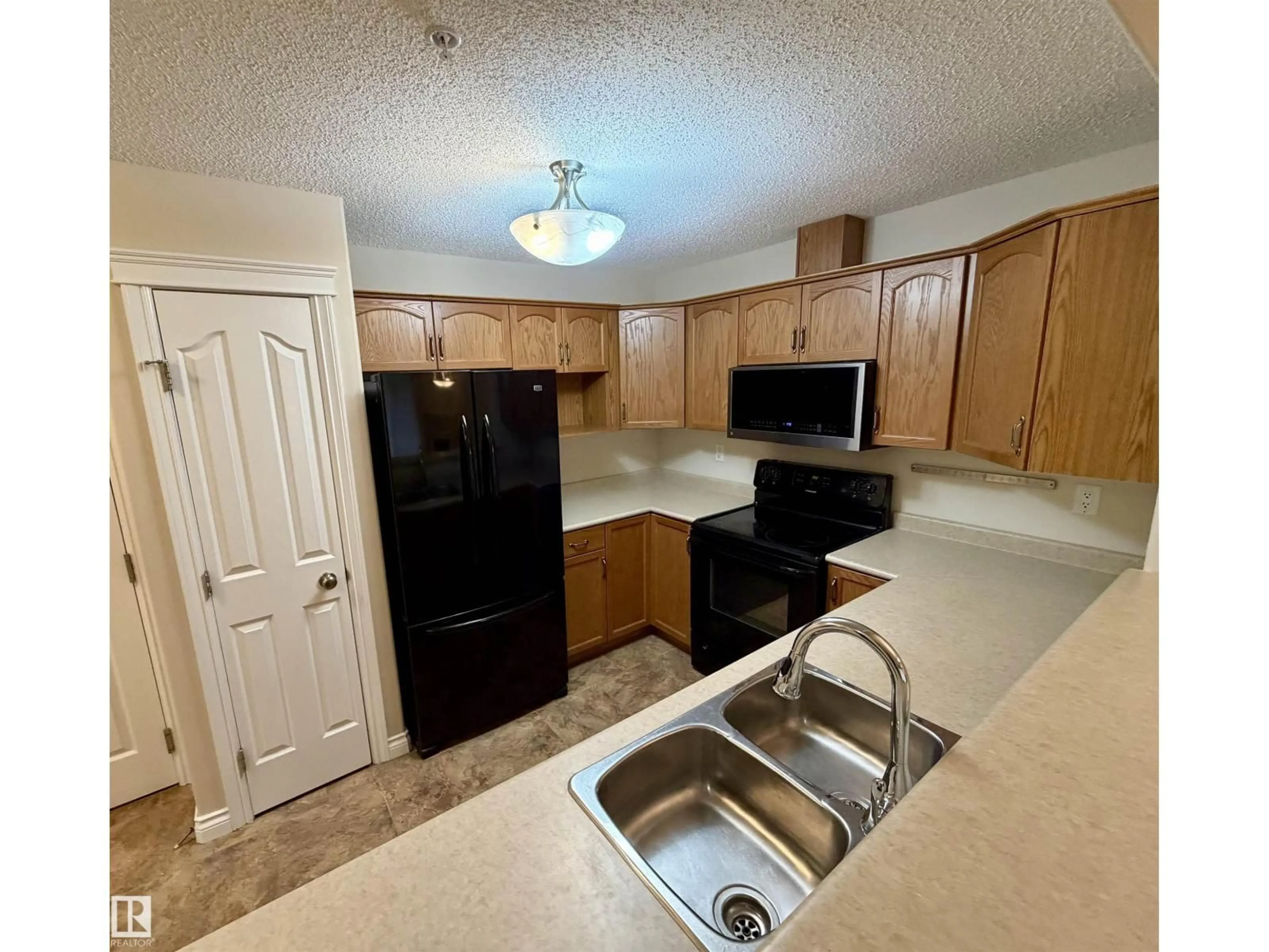 Standard kitchen, unknown for 118 GOLF COURSE RD, Stony Plain Alberta T7Z0C7
