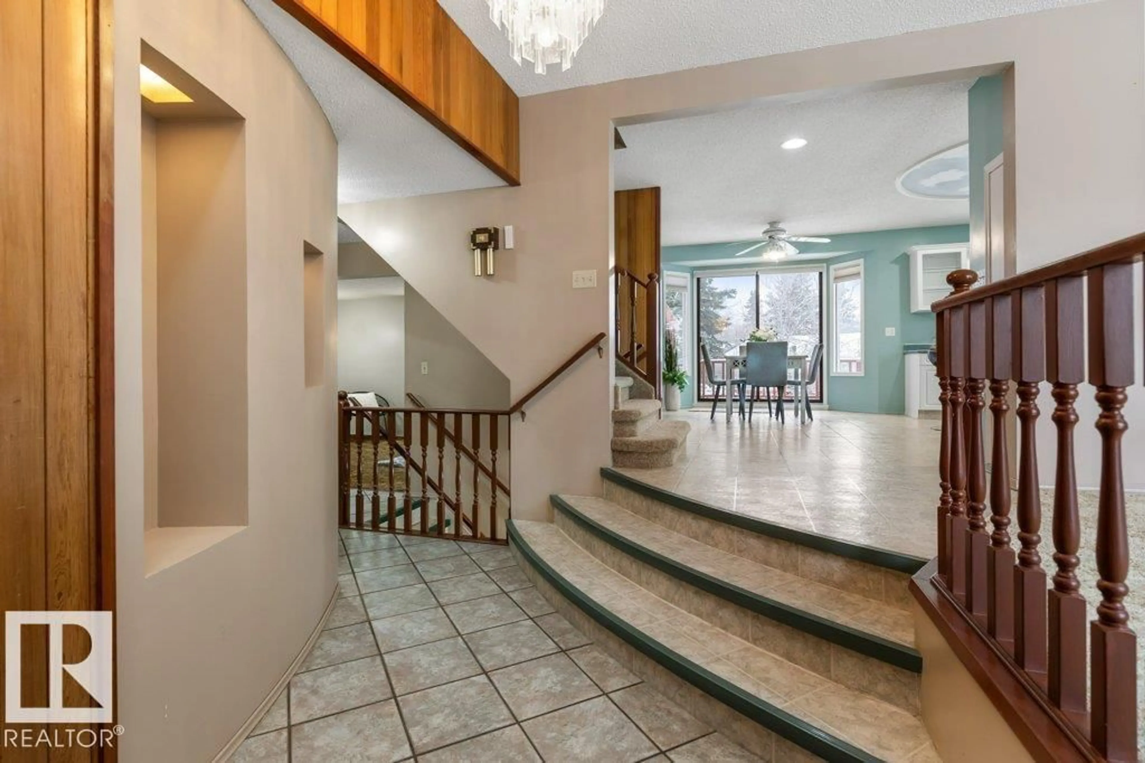 Indoor foyer for 18403 92 AV, Edmonton Alberta T5T1P2