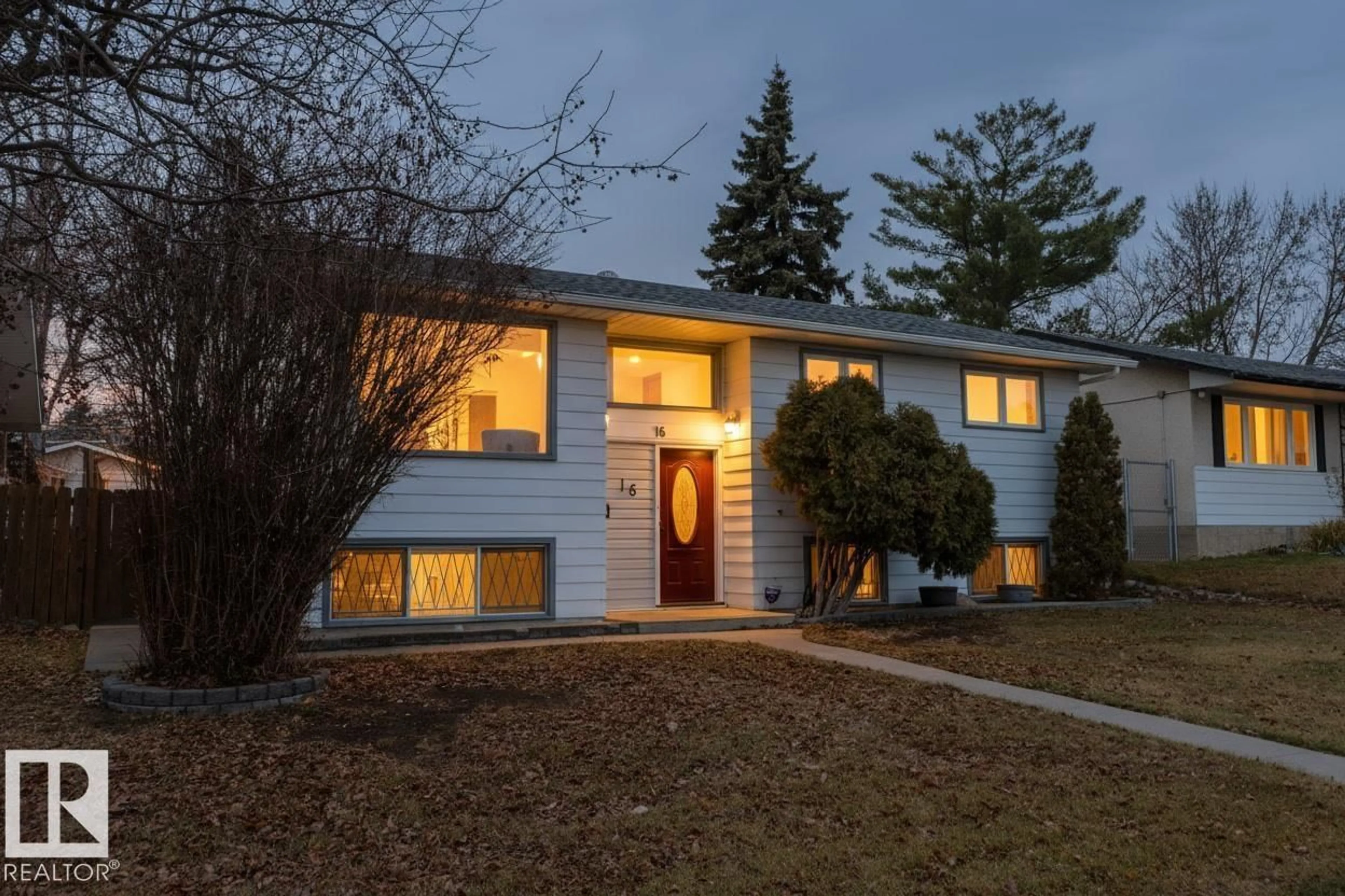 Home with vinyl exterior material, street for 16 STEELE CR, Edmonton Alberta T5A1G3