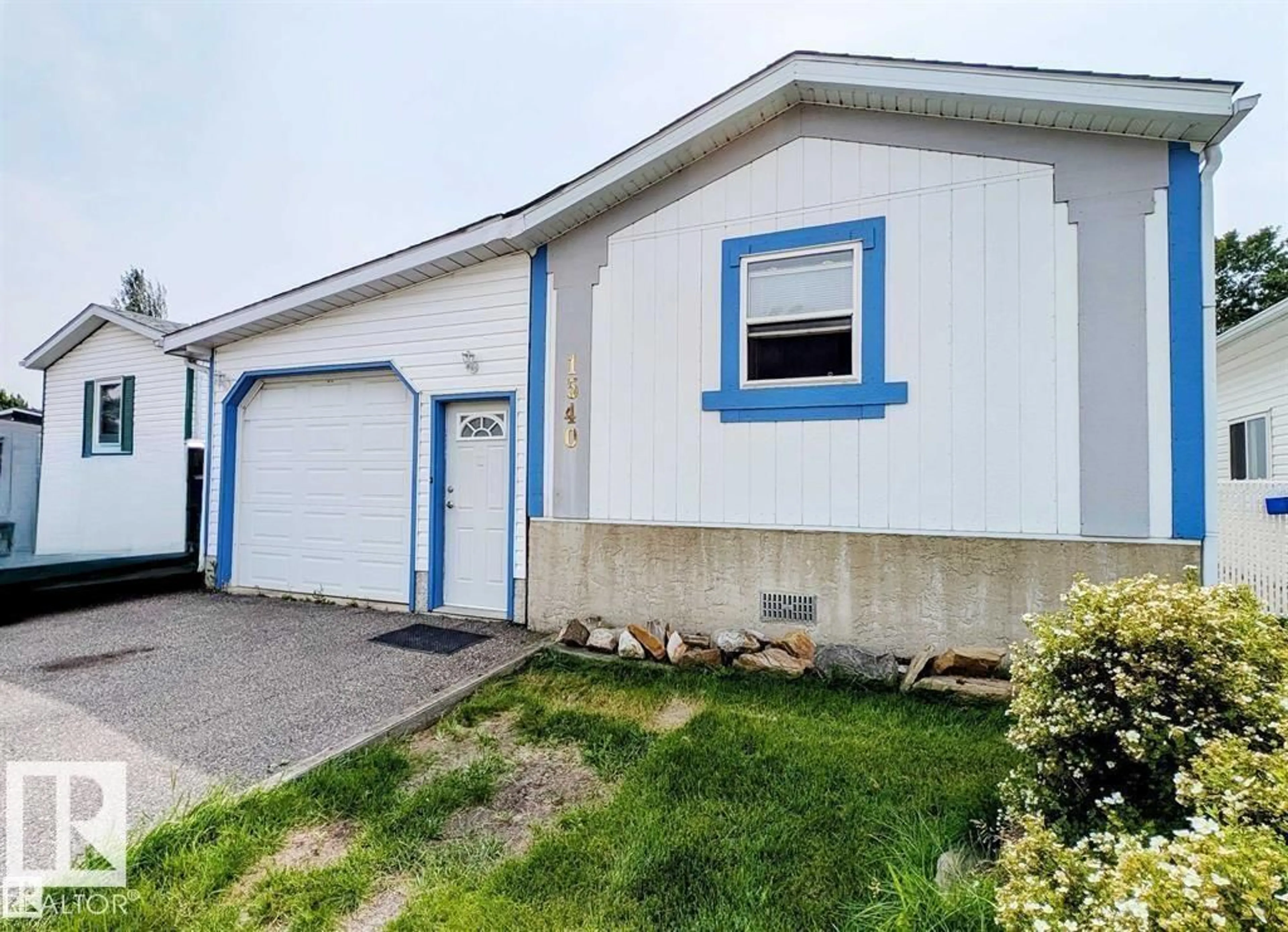 Home with vinyl exterior material, street for 1540 JUBILEE WD, Sherwood Park Alberta T8H1V2