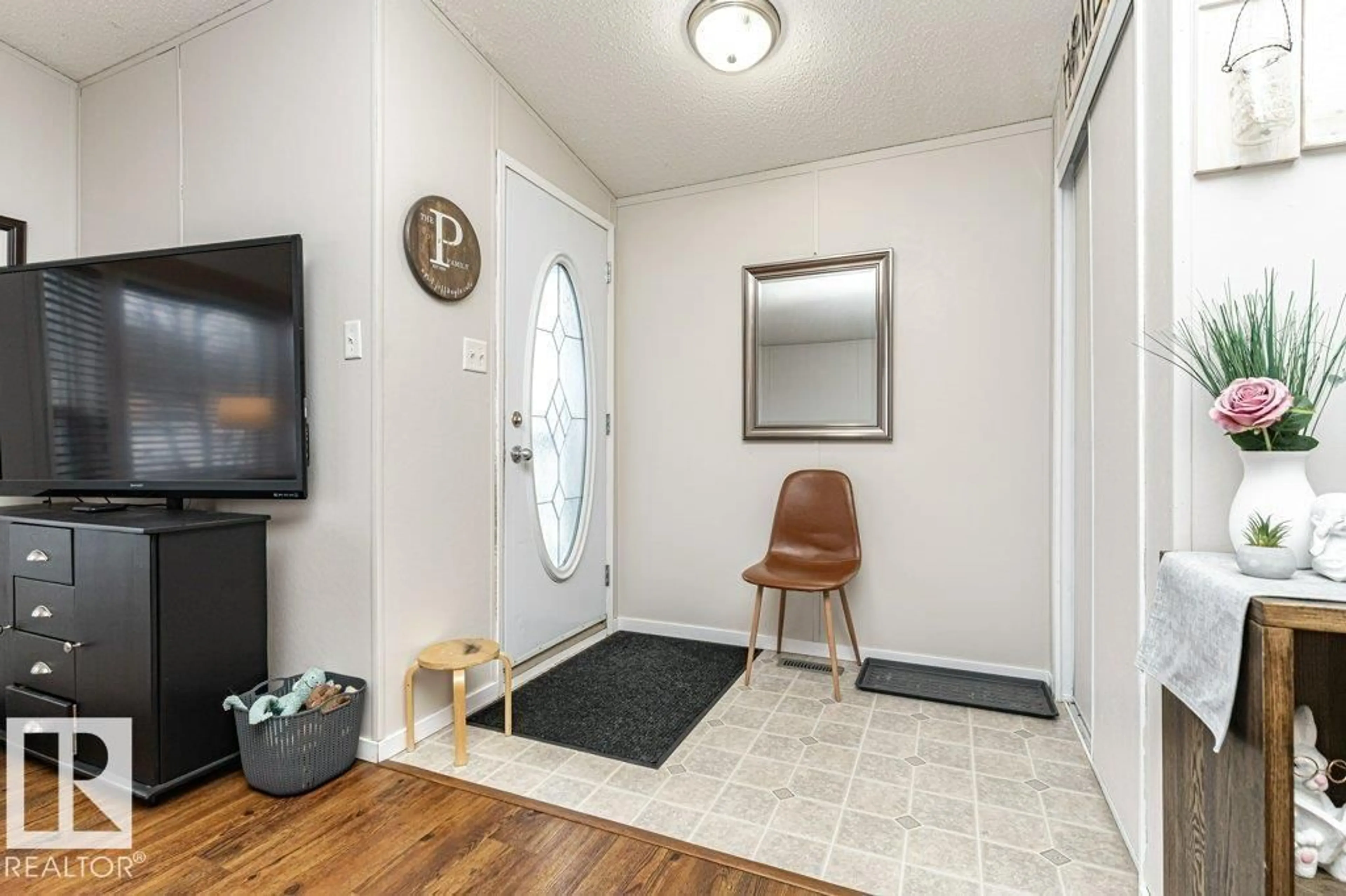 Indoor entryway for 1637 68 AV, Edmonton Alberta T6P0A4