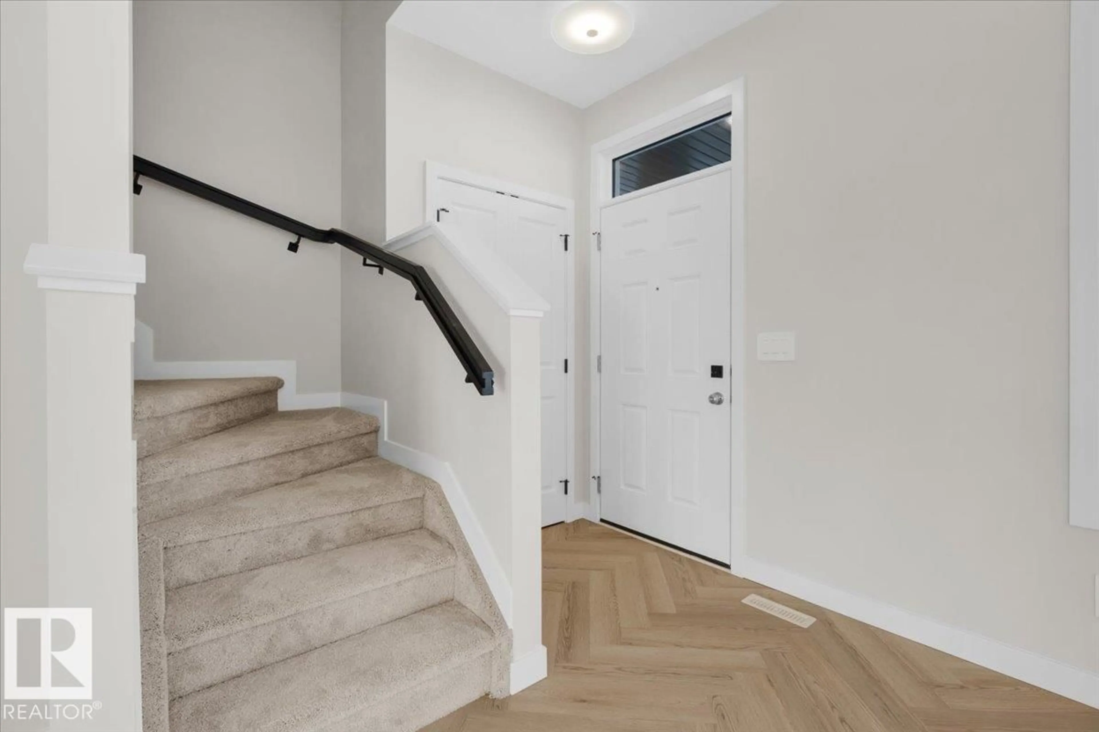 Indoor entryway for 2127 CROSSBILL LN, Edmonton Alberta T5S0W3