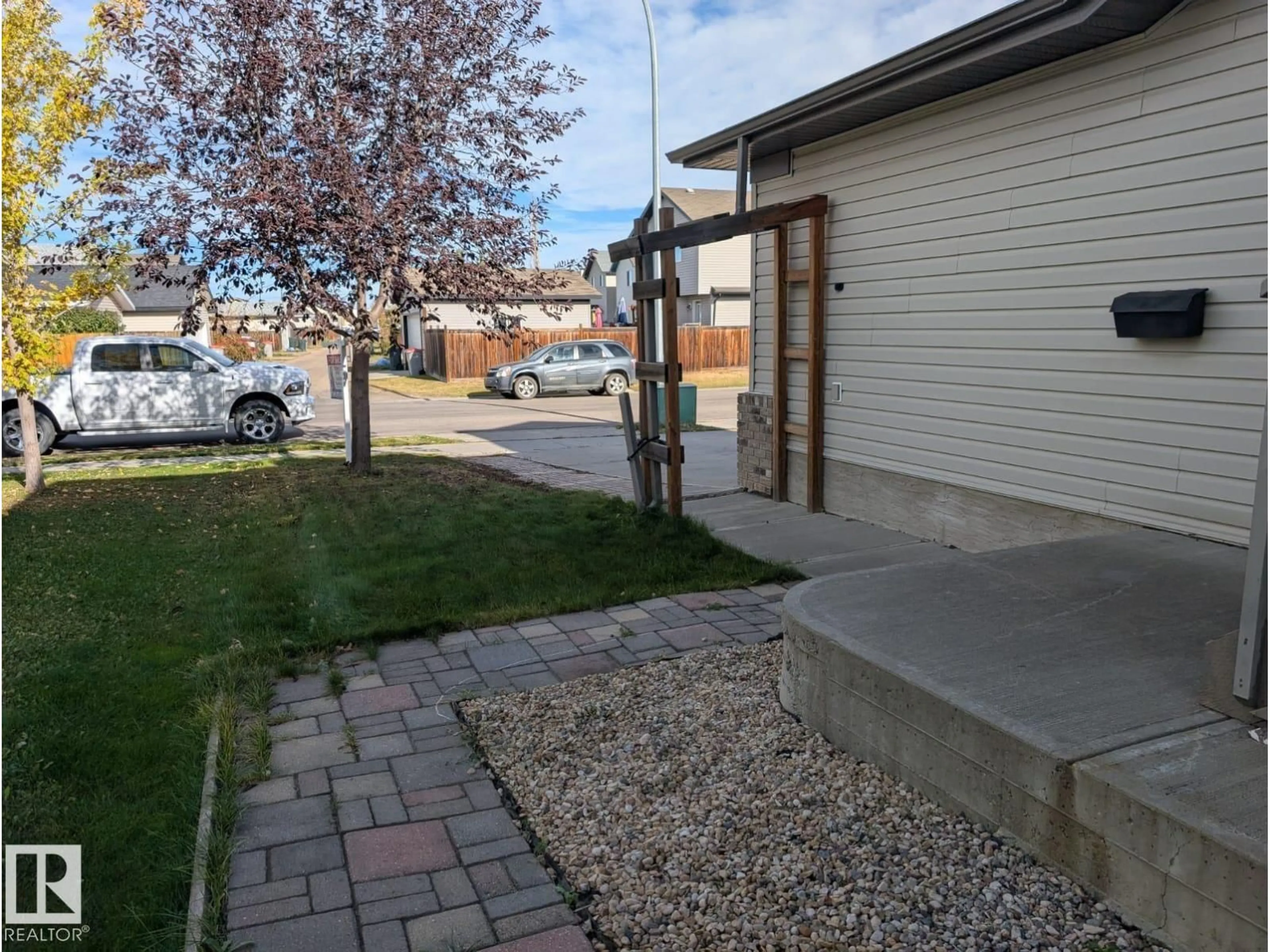 Patio, street for 198 BROOKVIEW WY, Stony Plain Alberta T7Z2X7