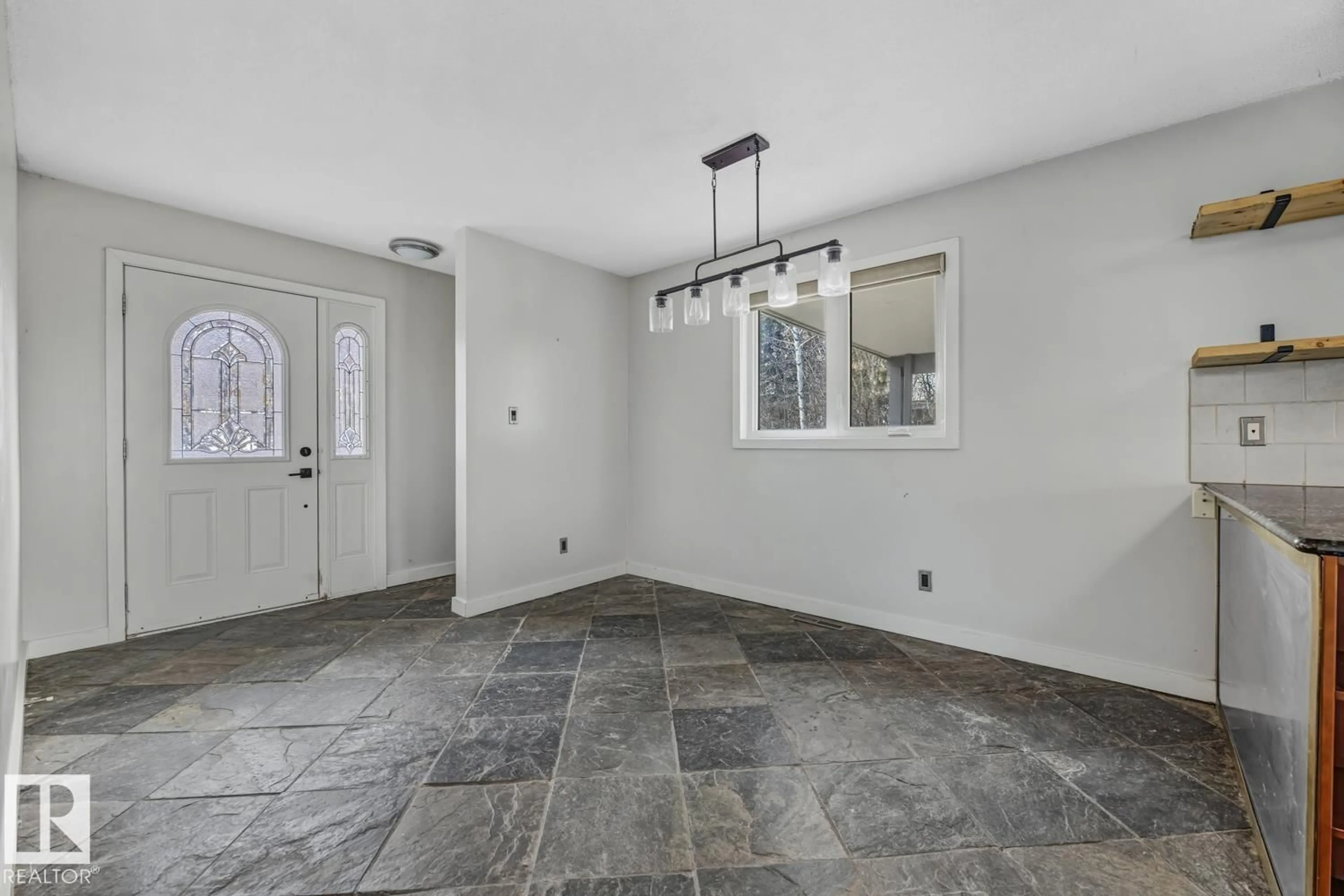 Indoor entryway for 48 GLADSTONE CR, St. Albert Alberta T8N0W7