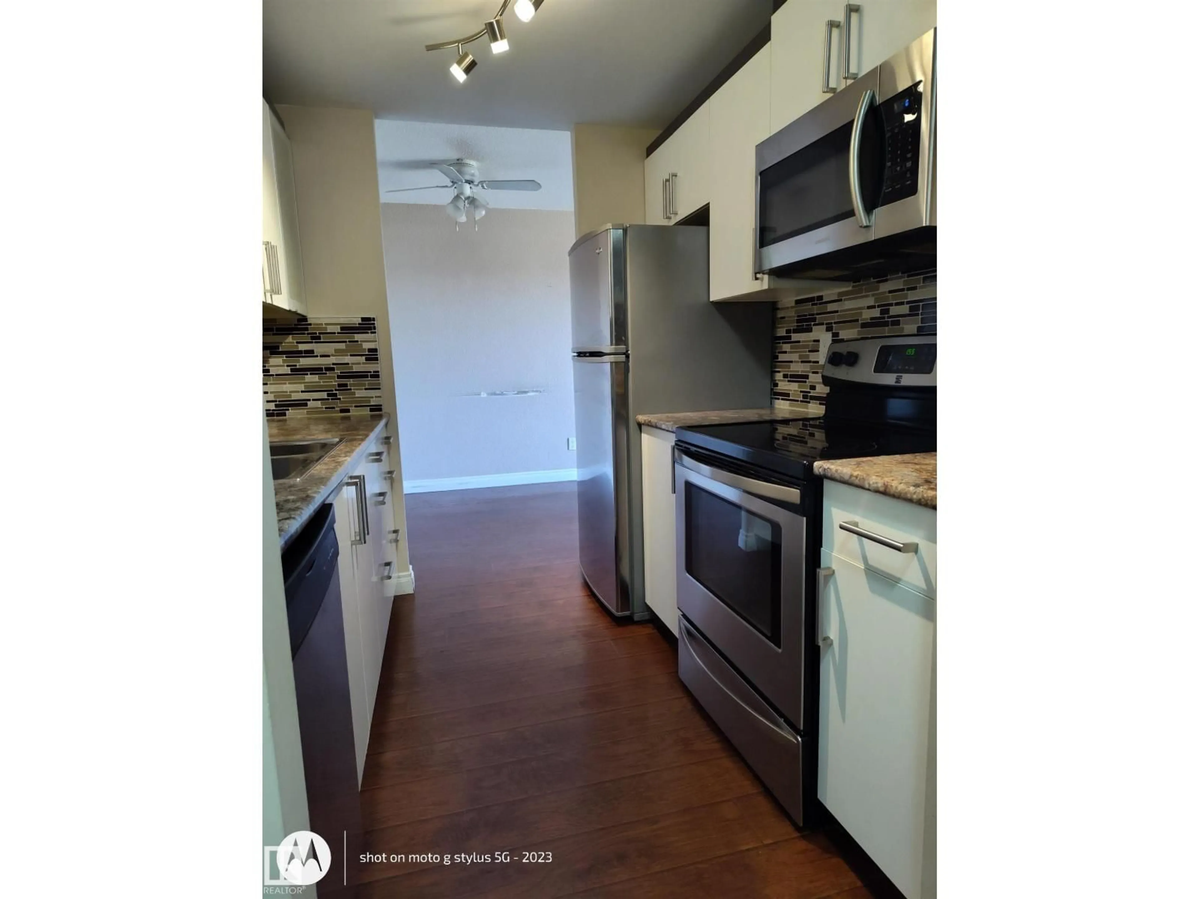 Standard kitchen, unknown for NW - 809 11211 85 ST, Edmonton Alberta T5R4T7