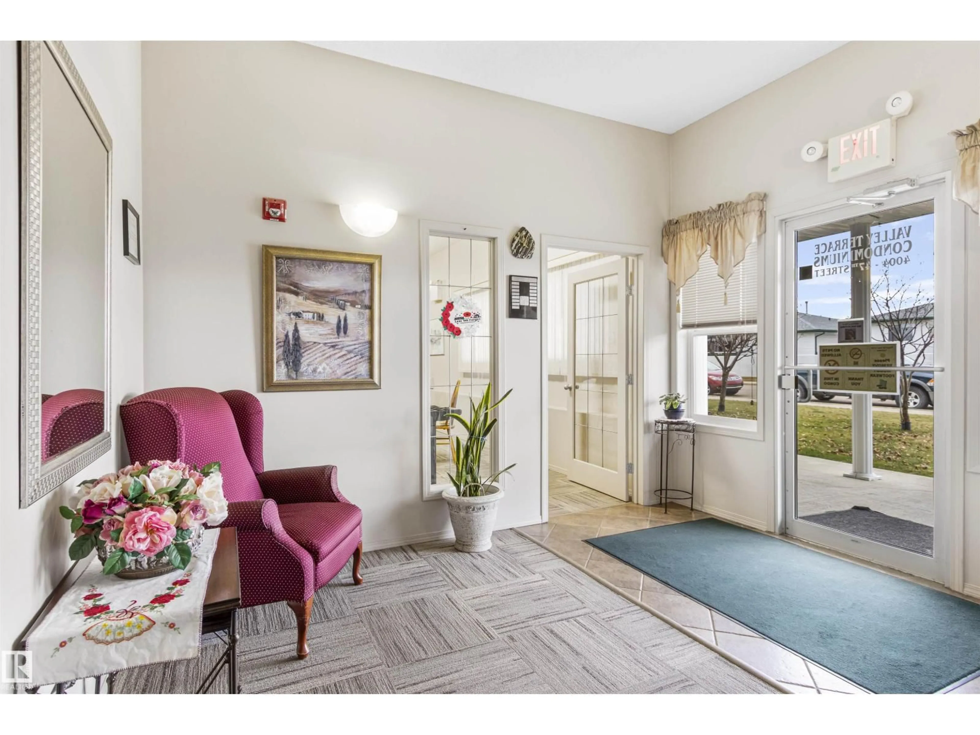 Indoor foyer for 202 - 4004 47 ST, Drayton Valley Alberta T7A0A2