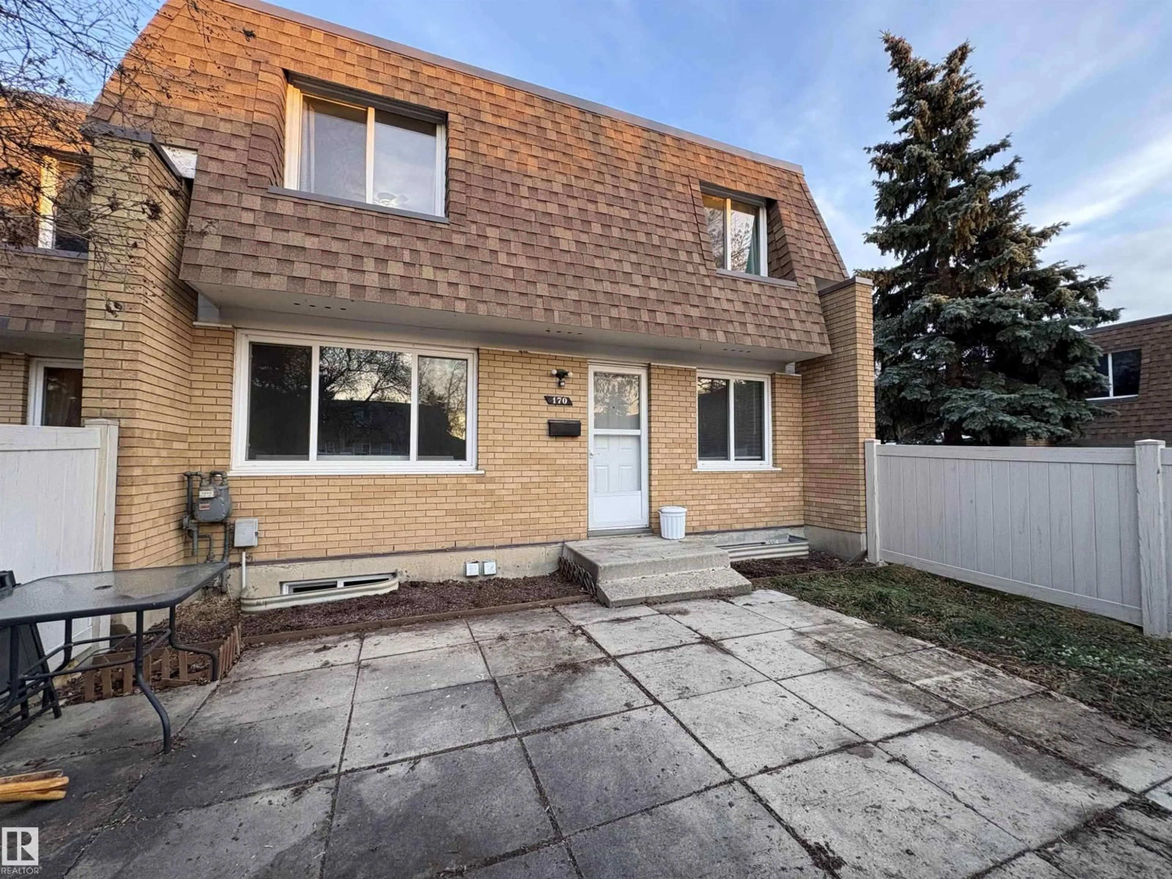 Home with vinyl exterior material, street for 170 LONDONDERRY SQUARE, Edmonton Alberta T5C3C4