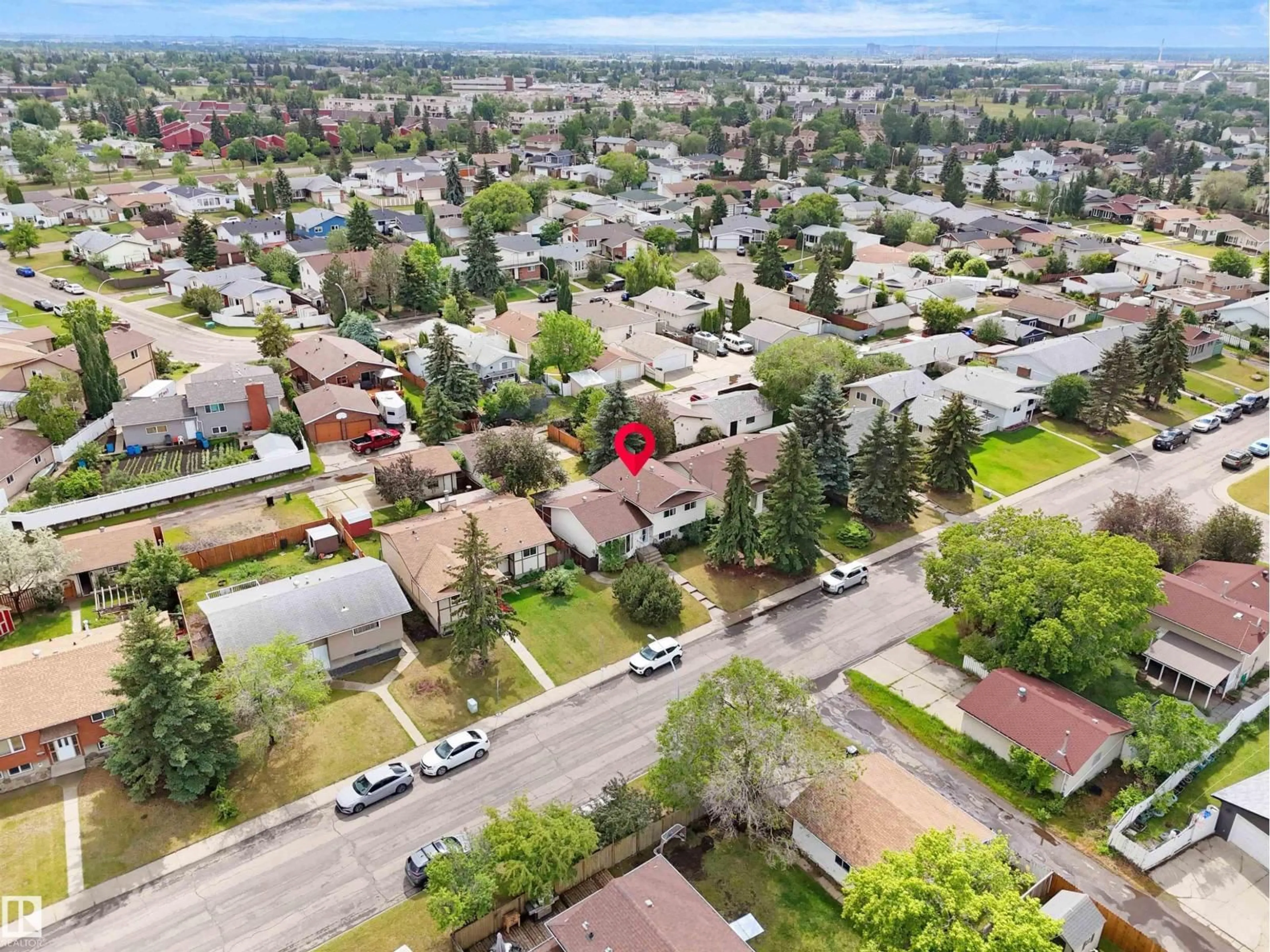 A pic from outside/outdoor area/front of a property/back of a property/a pic from drone, street for 6723 40 AV, Edmonton Alberta T5K1R9