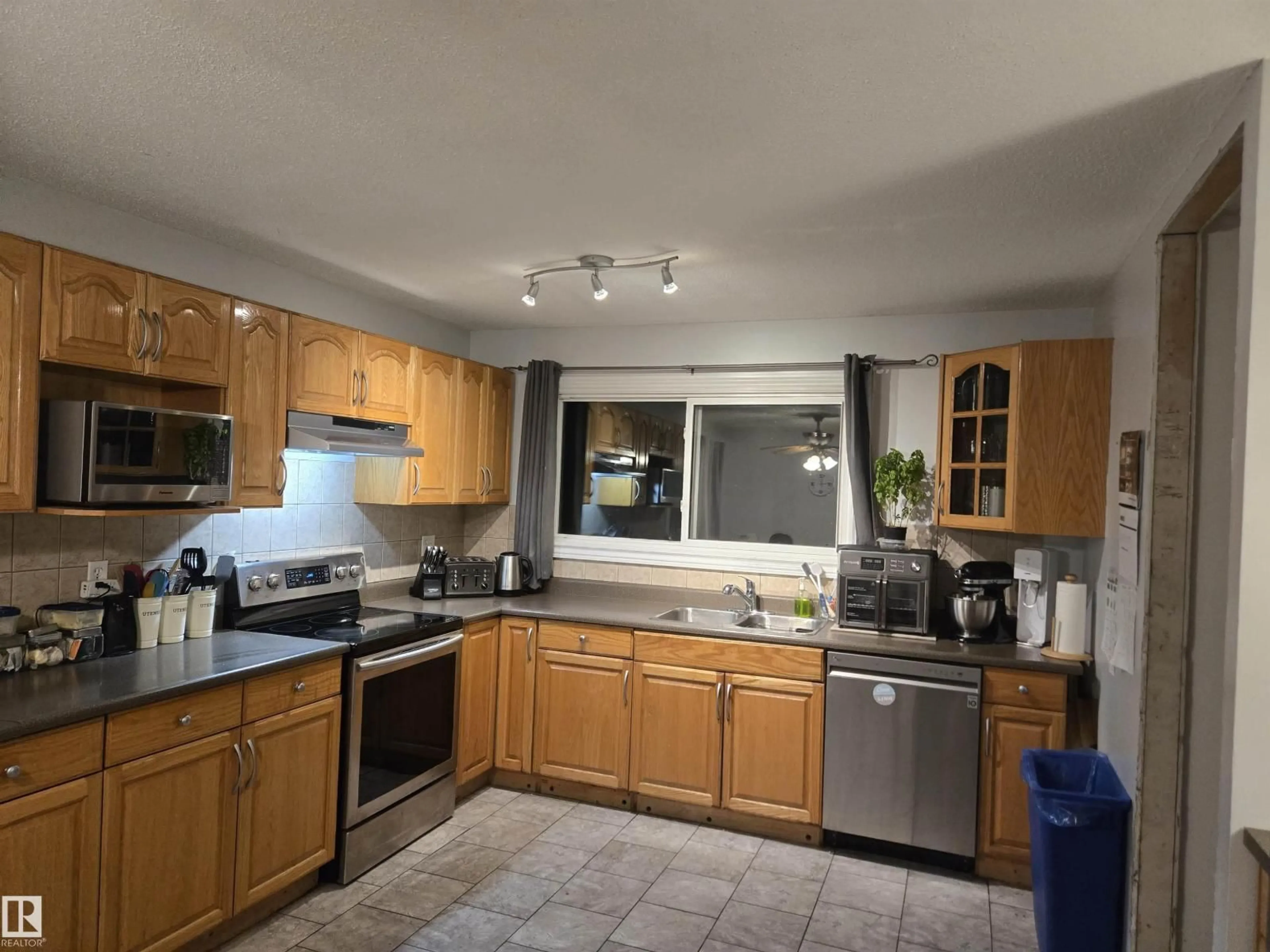 Standard kitchen, ceramic/tile floor for 3043 142 AV, Edmonton Alberta T5Y1J1