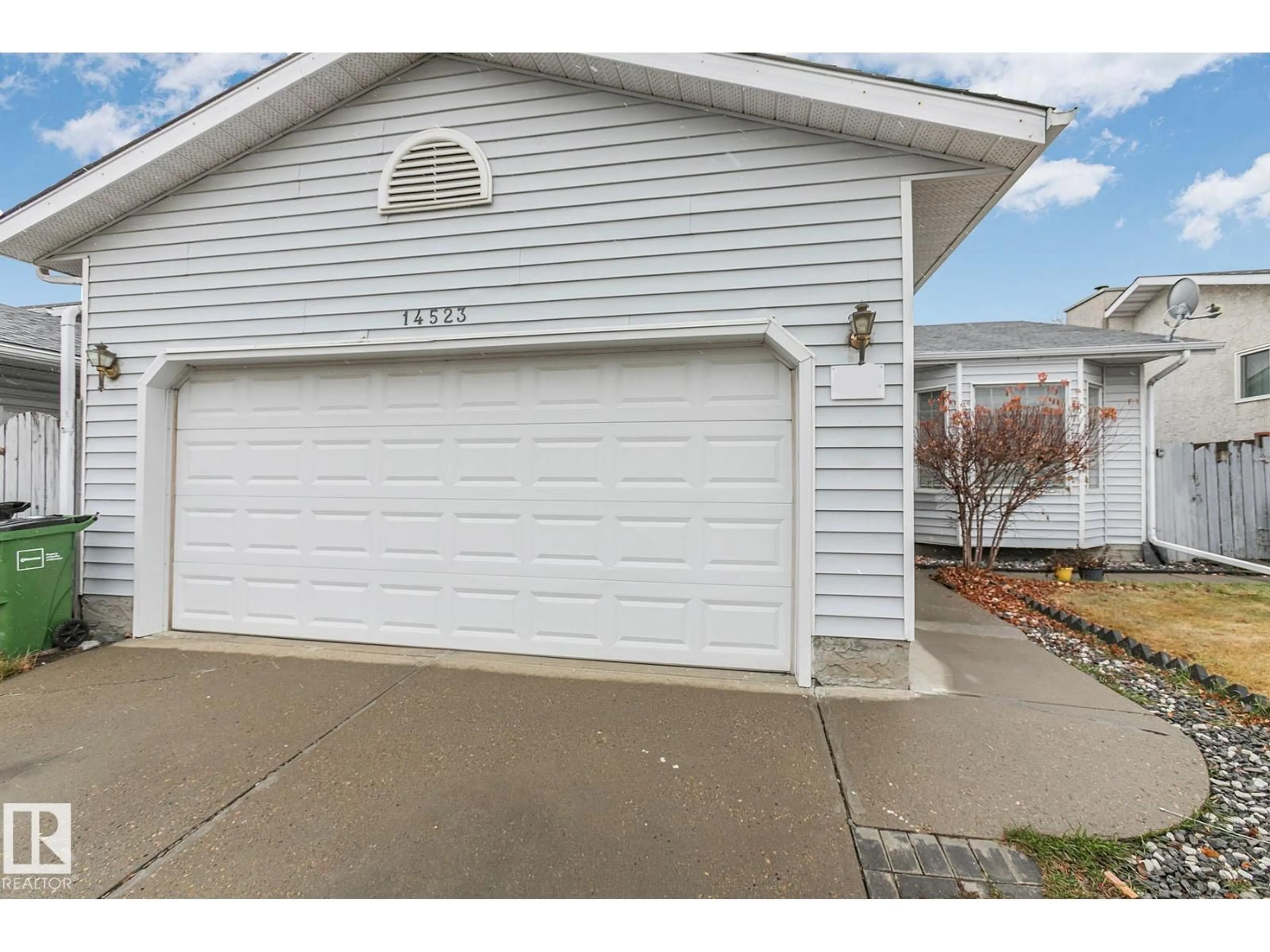 Indoor garage for 14523 32 ST, Edmonton Alberta T5Y2L2
