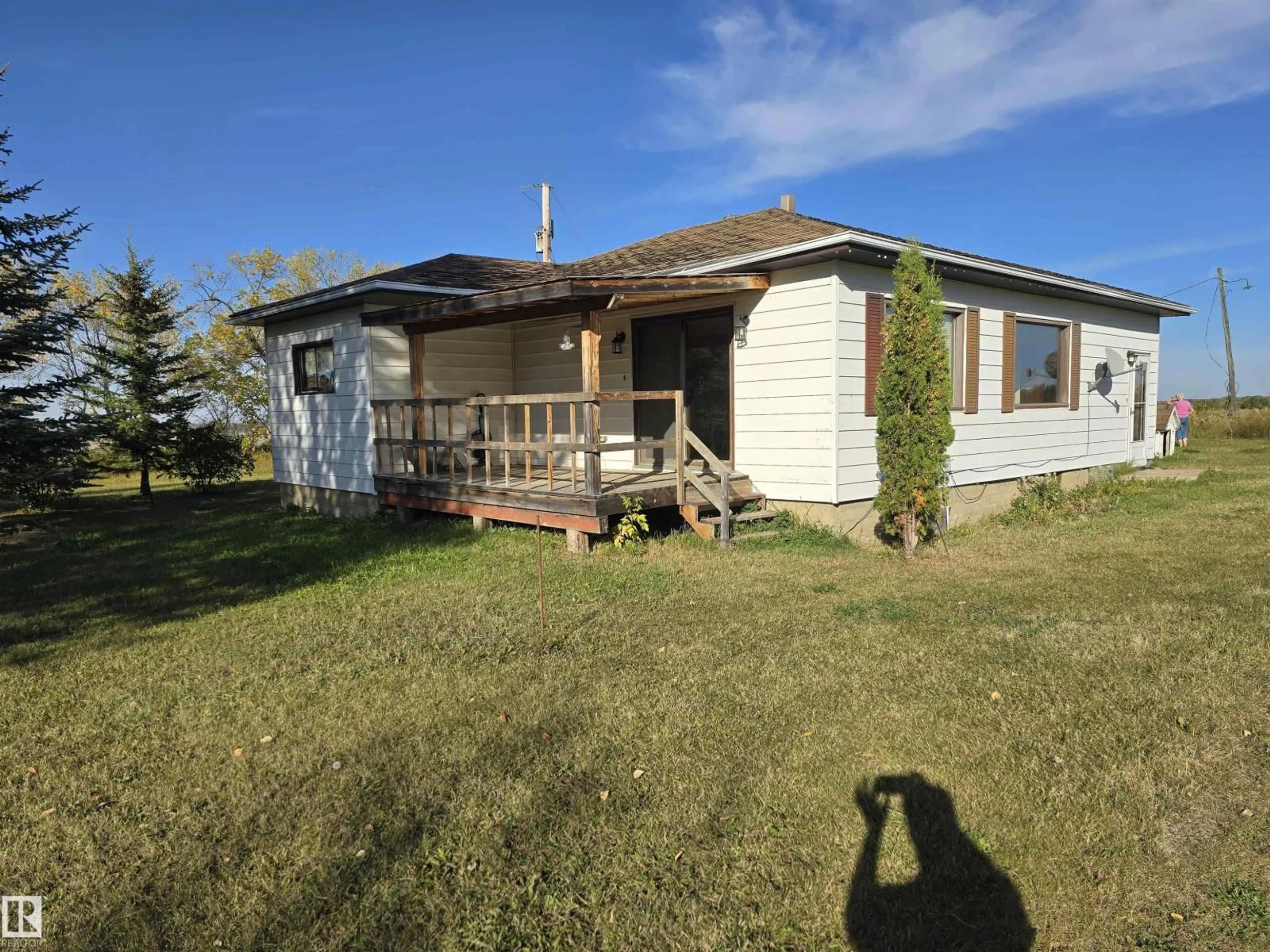 A pic from outside/outdoor area/front of a property/back of a property/a pic from drone, unknown for 59301 RGE ROAD 20, Rural Westlock County Alberta T7P2N9
