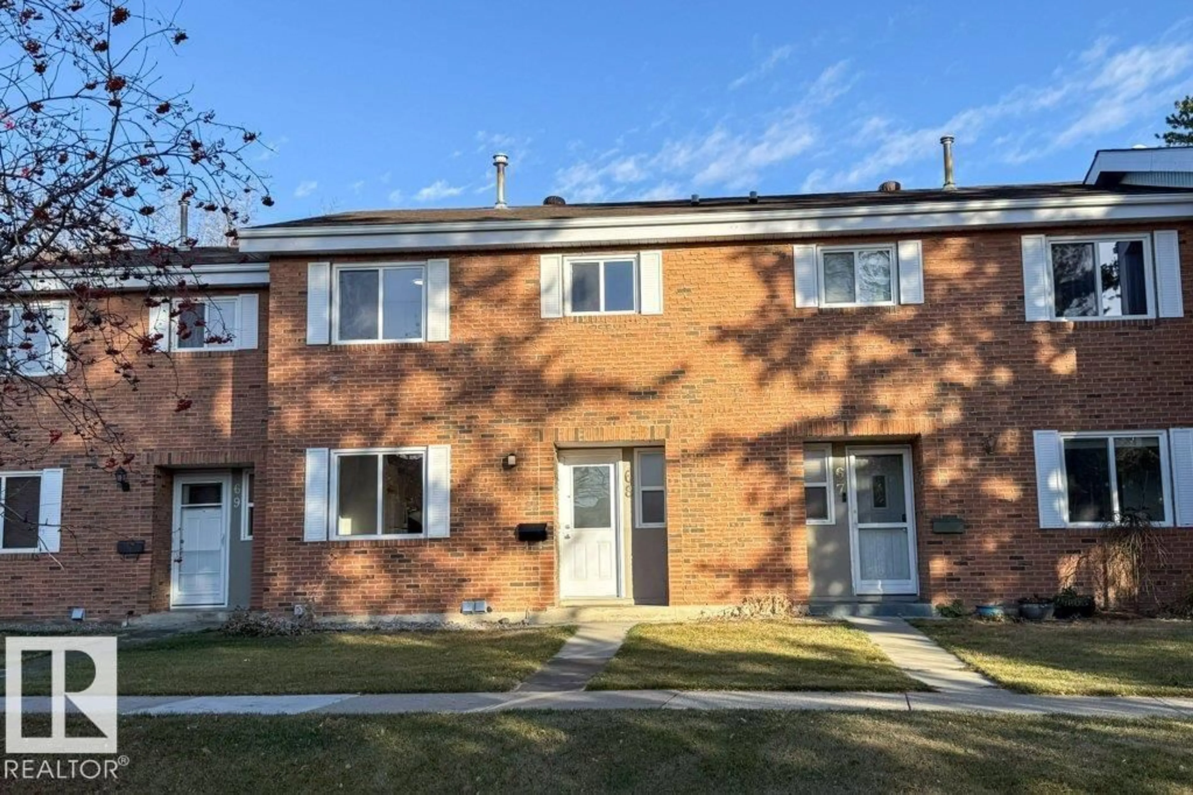 A pic from outside/outdoor area/front of a property/back of a property/a pic from drone, street for 68 GREAT OAKS, Sherwood Park Alberta T8A0V8