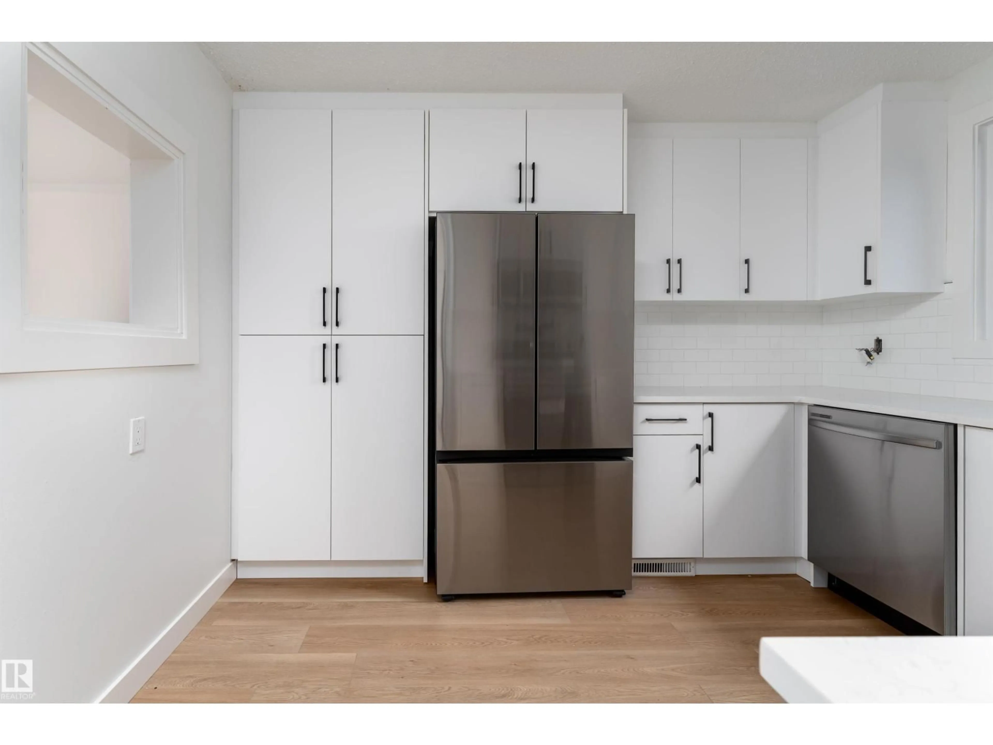 Standard kitchen, wood/laminate floor for 14217 32 ST, Edmonton Alberta T5Y1H3