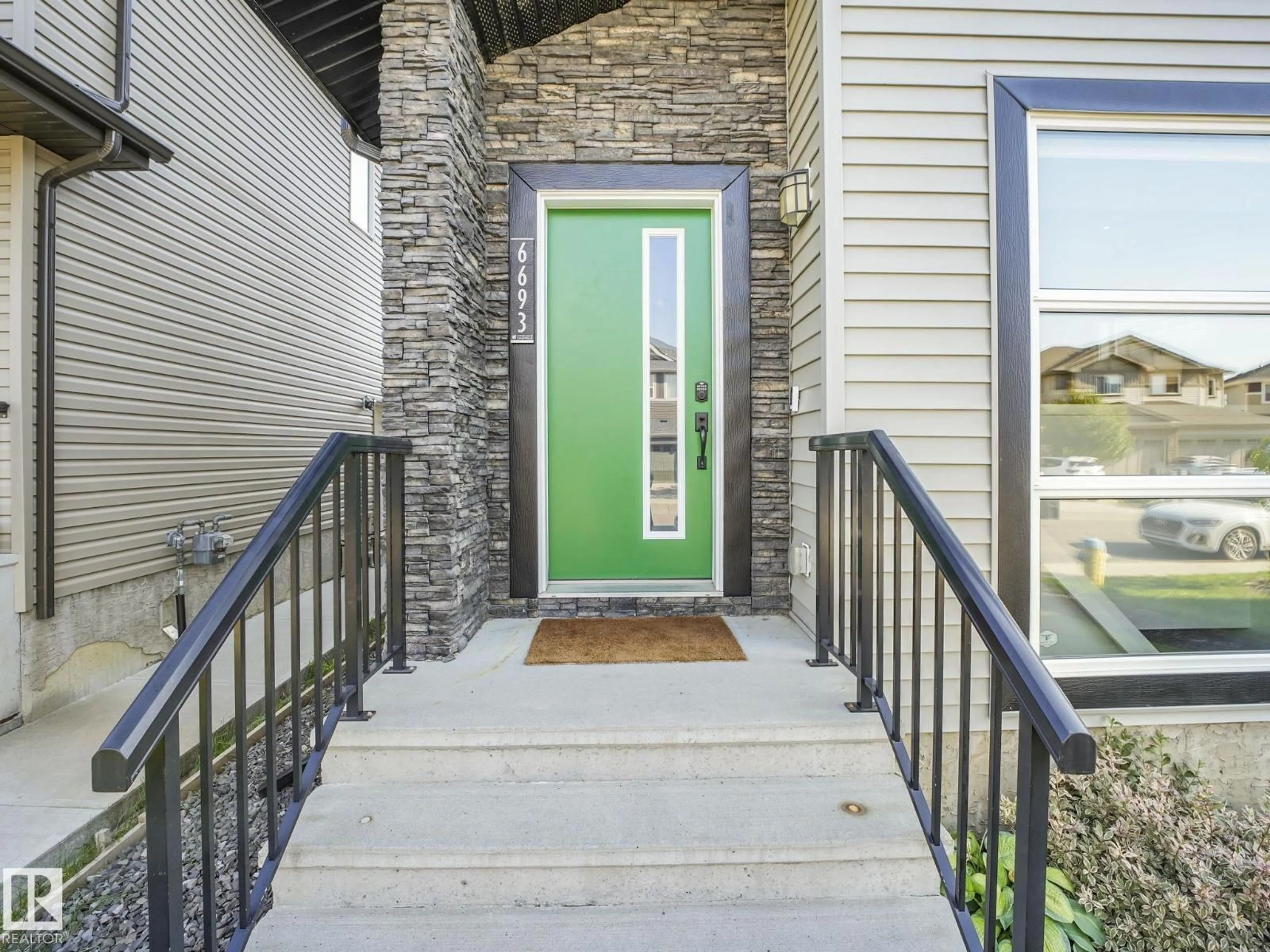Indoor entryway for 6693 CARDINAL RD, Edmonton Alberta T6W2Y4
