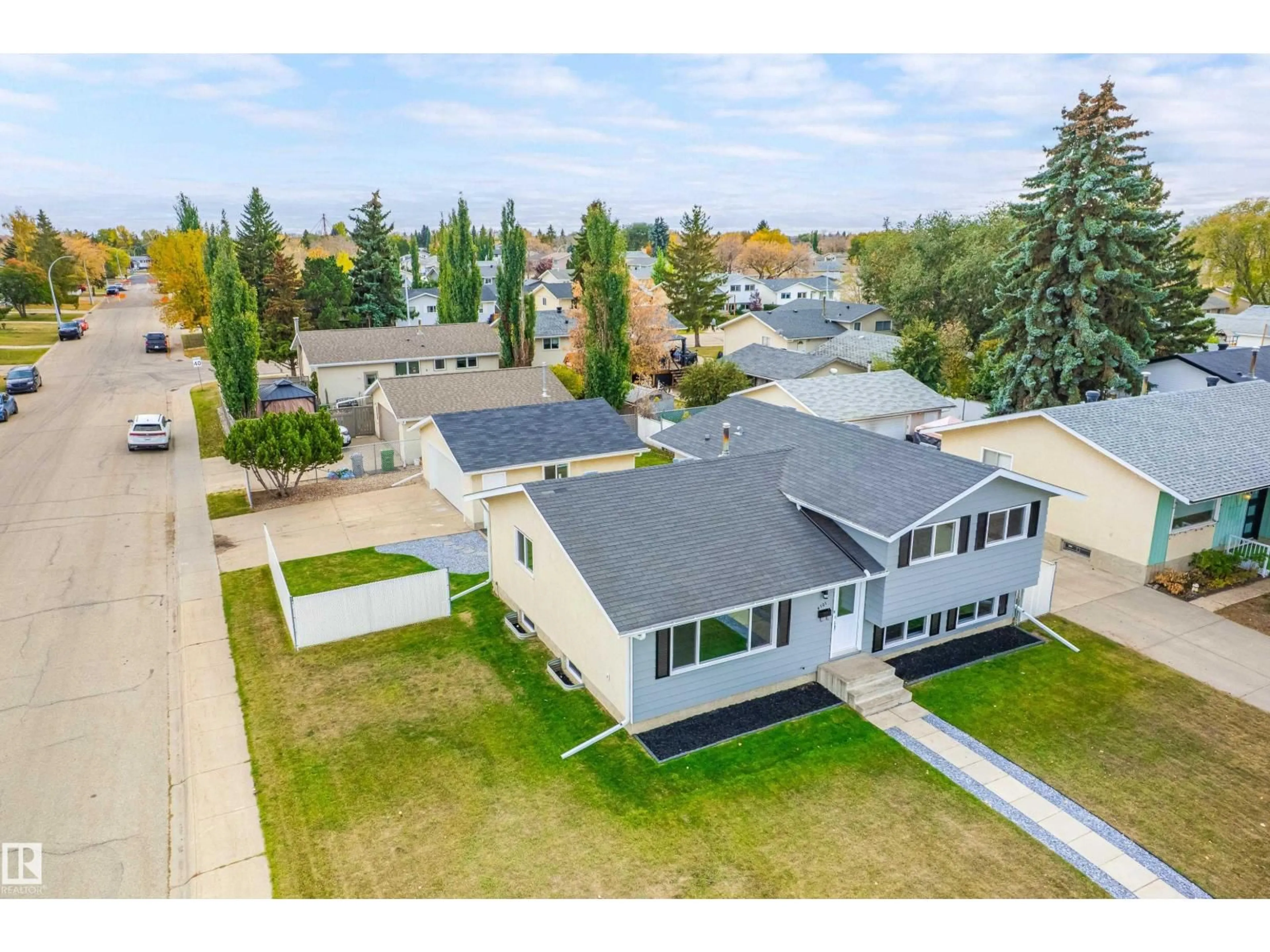A pic from outside/outdoor area/front of a property/back of a property/a pic from drone, street for 9701 100, Morinville Alberta T8R1G6