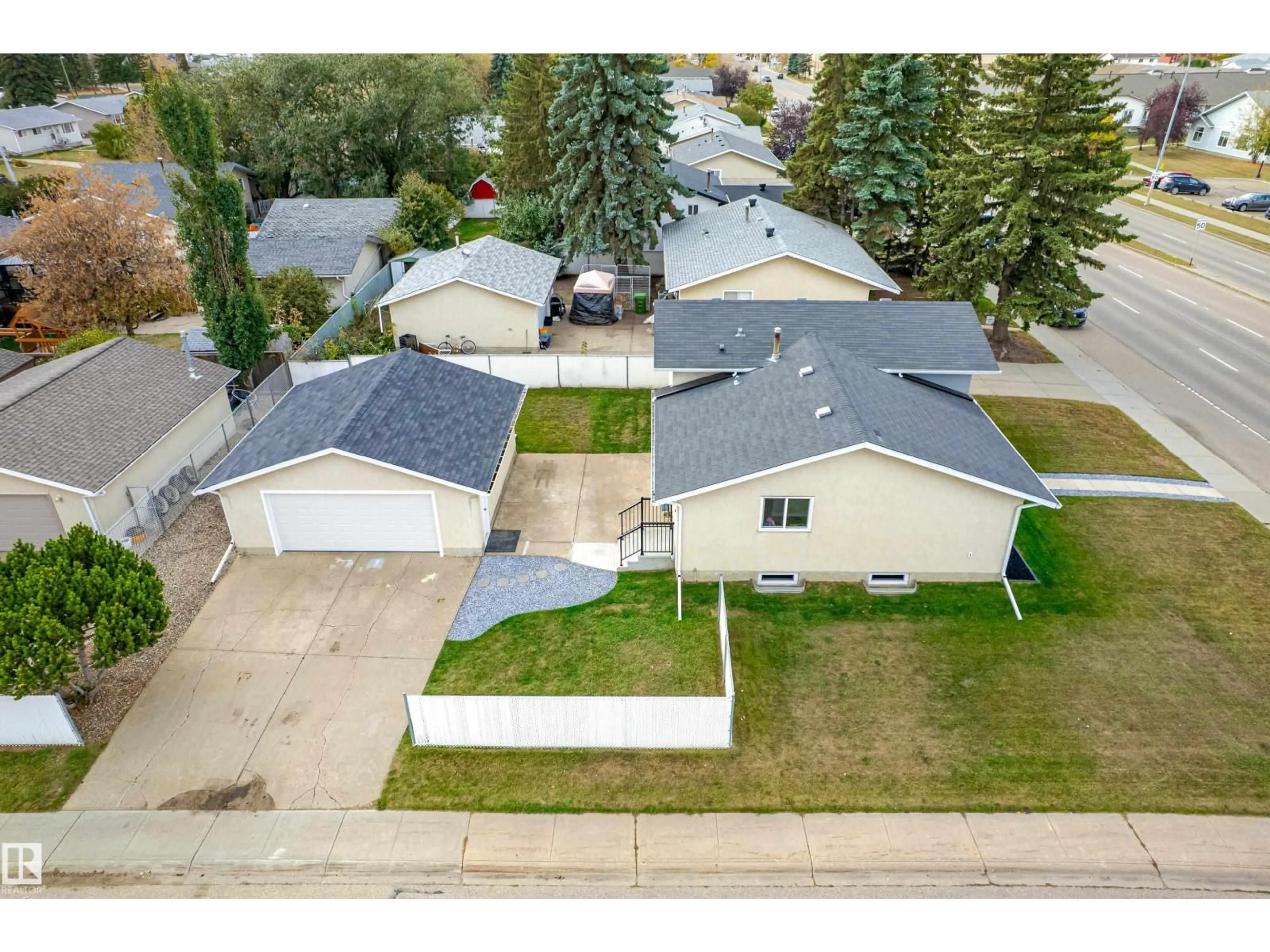 A pic from outside/outdoor area/front of a property/back of a property/a pic from drone, street for 9701 100, Morinville Alberta T8R1G6
