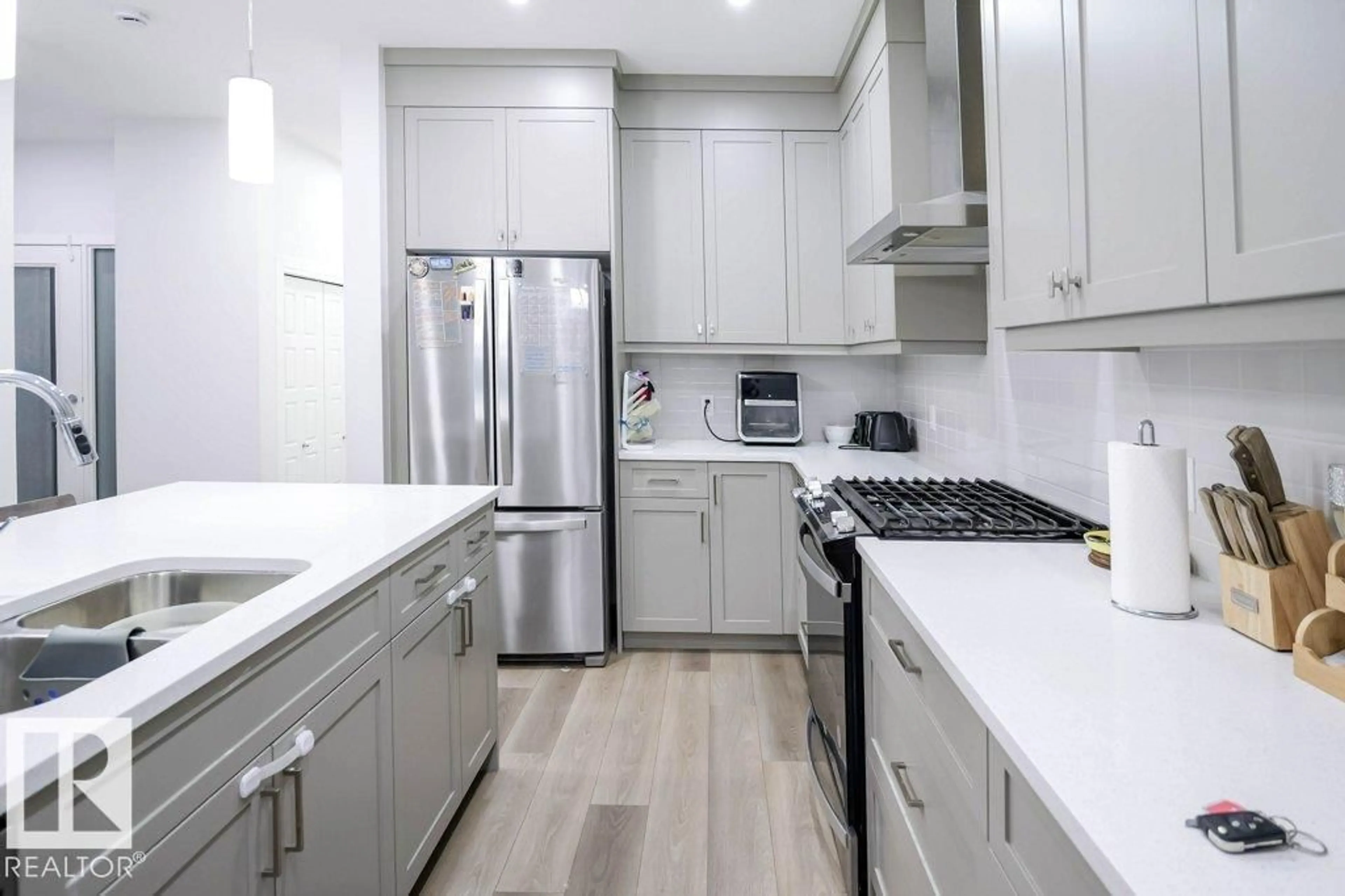 Contemporary kitchen, ceramic/tile floor for 129 PAISLEY GATE GA, Edmonton Alberta T6W4E3