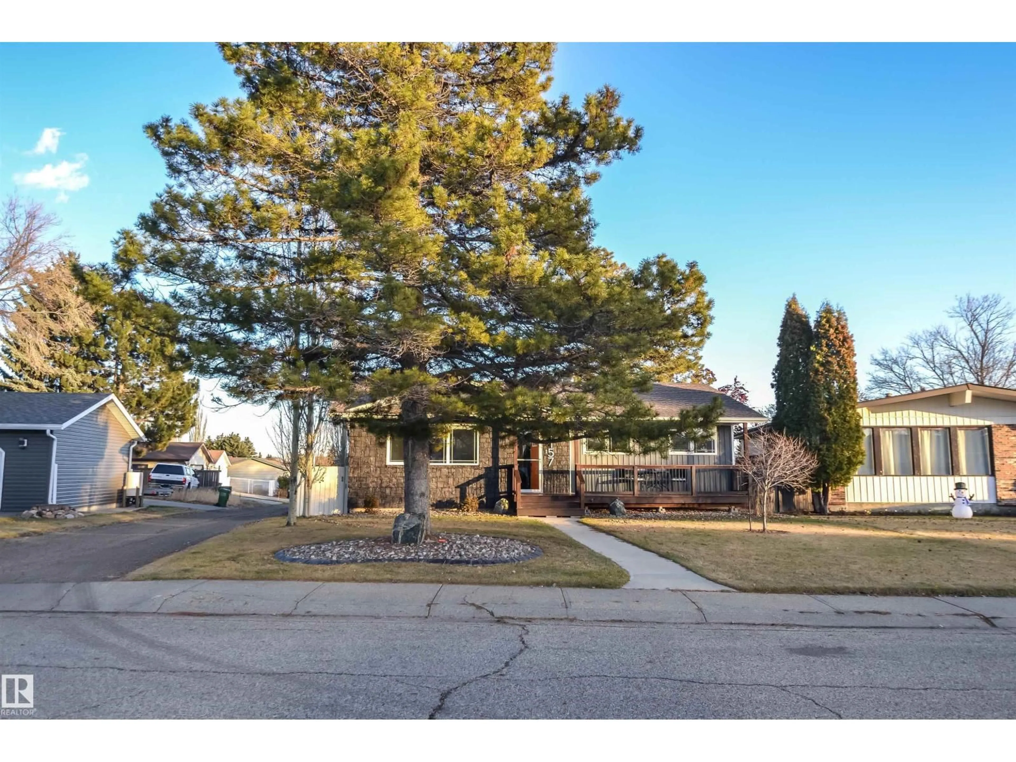 A pic from outside/outdoor area/front of a property/back of a property/a pic from drone, street for 1157 77 ST, Edmonton Alberta T6K3G4