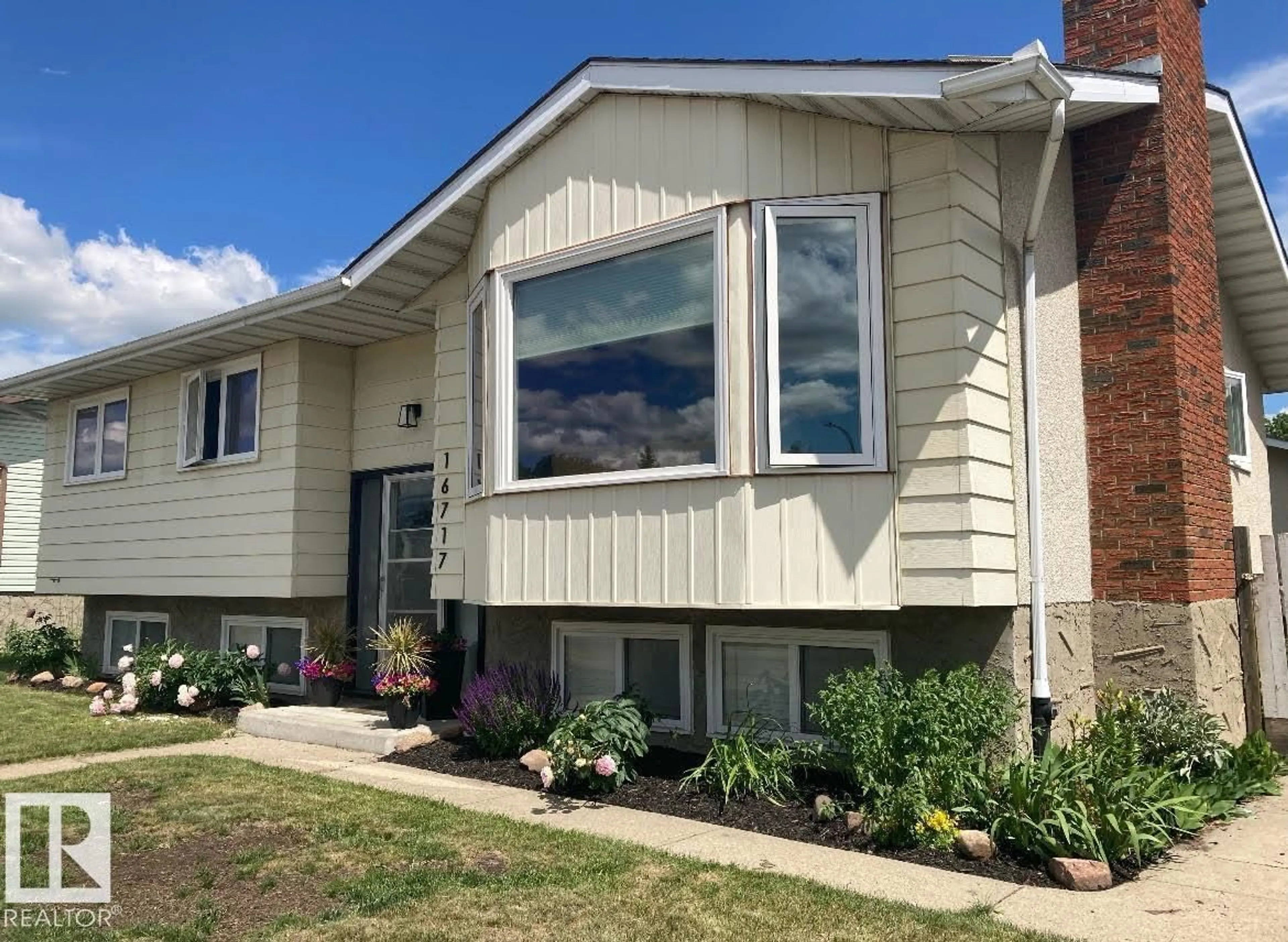 Home with vinyl exterior material, unknown for 16717 109A ST NW, Edmonton Alberta T5X2T7