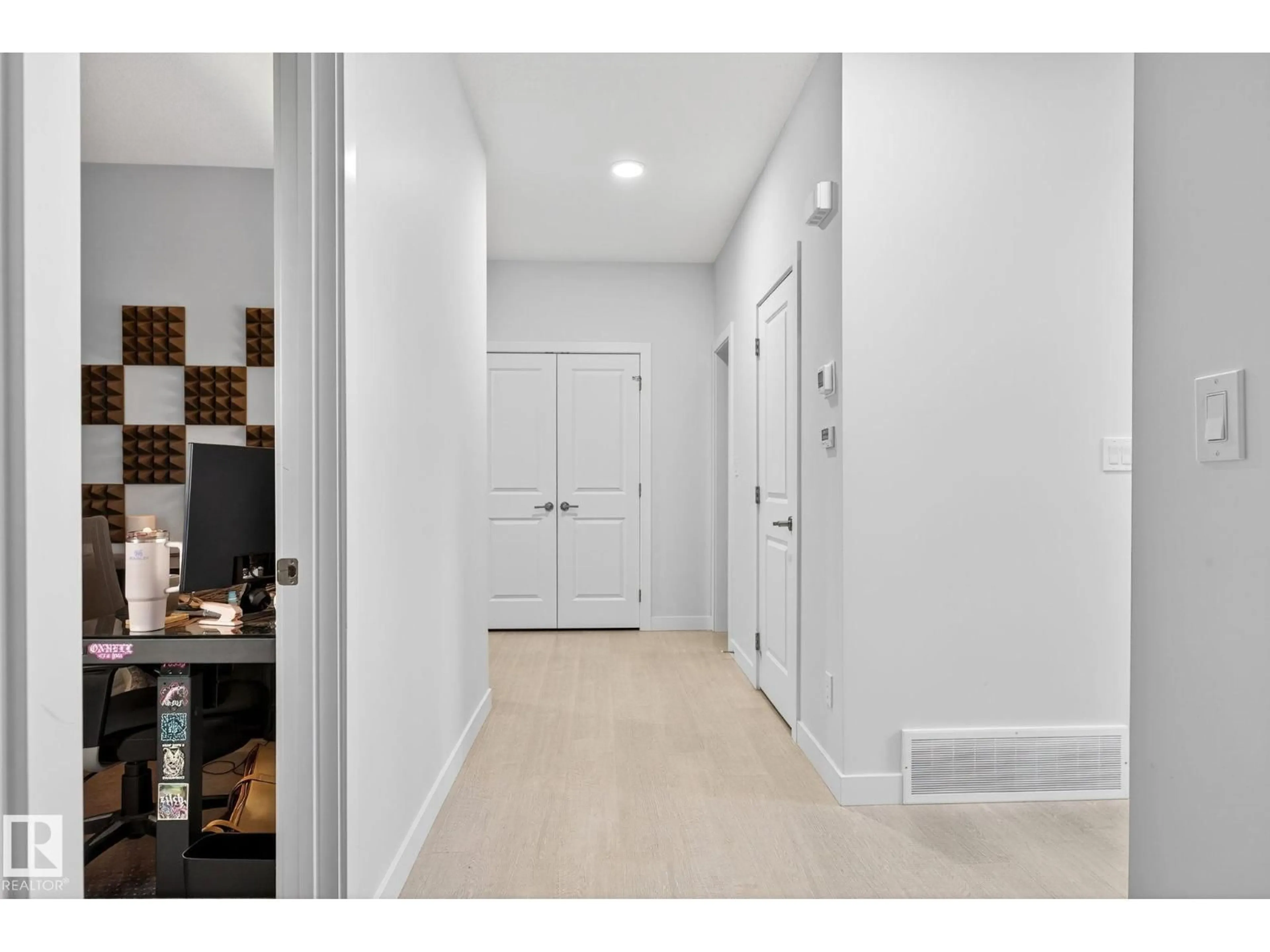 Indoor entryway for 1624 ERKER WY, Edmonton Alberta T6M0Z8