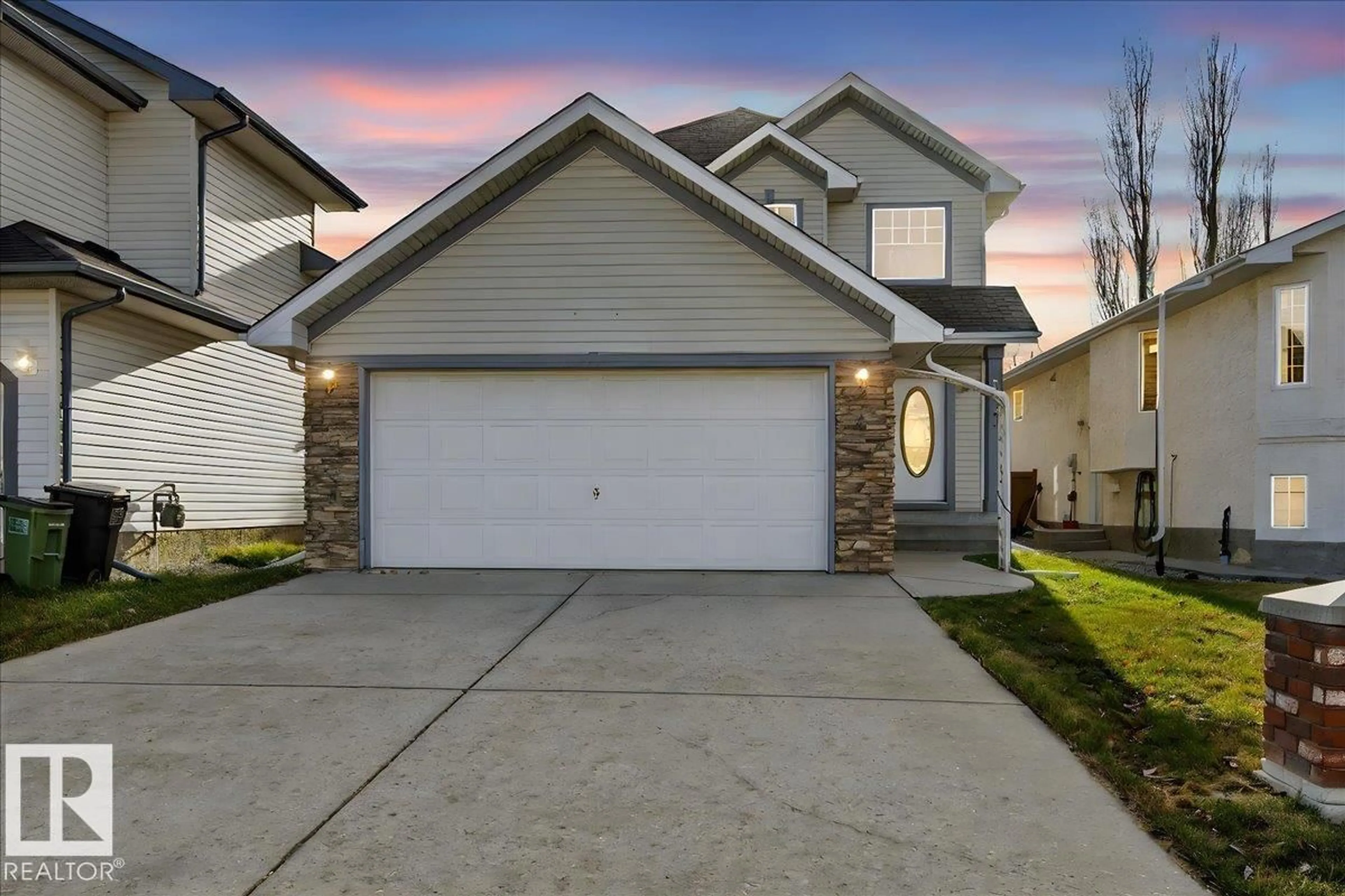 Home with vinyl exterior material, street for 2841 41 AV, Edmonton Alberta T6T1M4