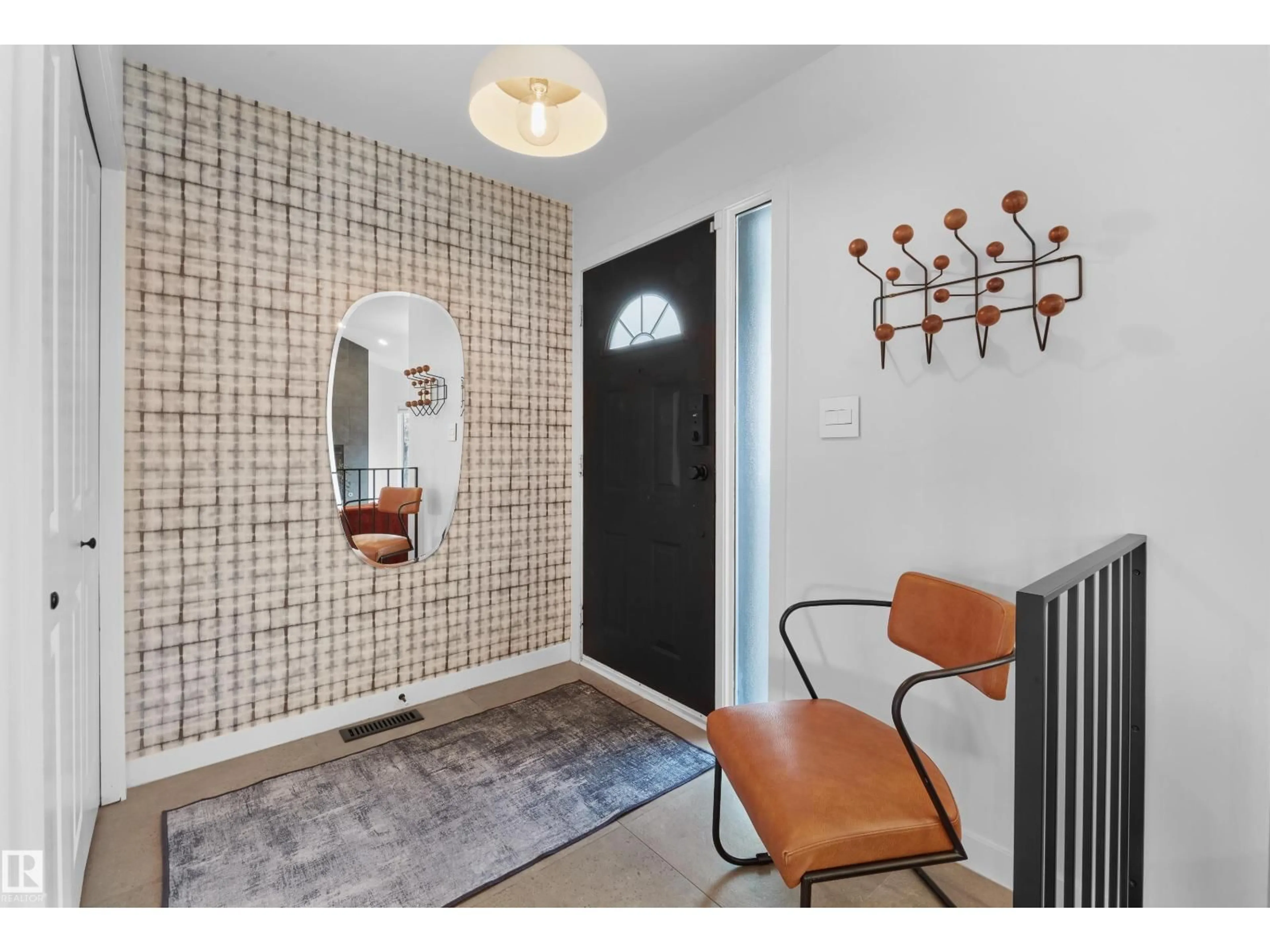 Indoor entryway for 9325 98A ST, Edmonton Alberta T6E3N2