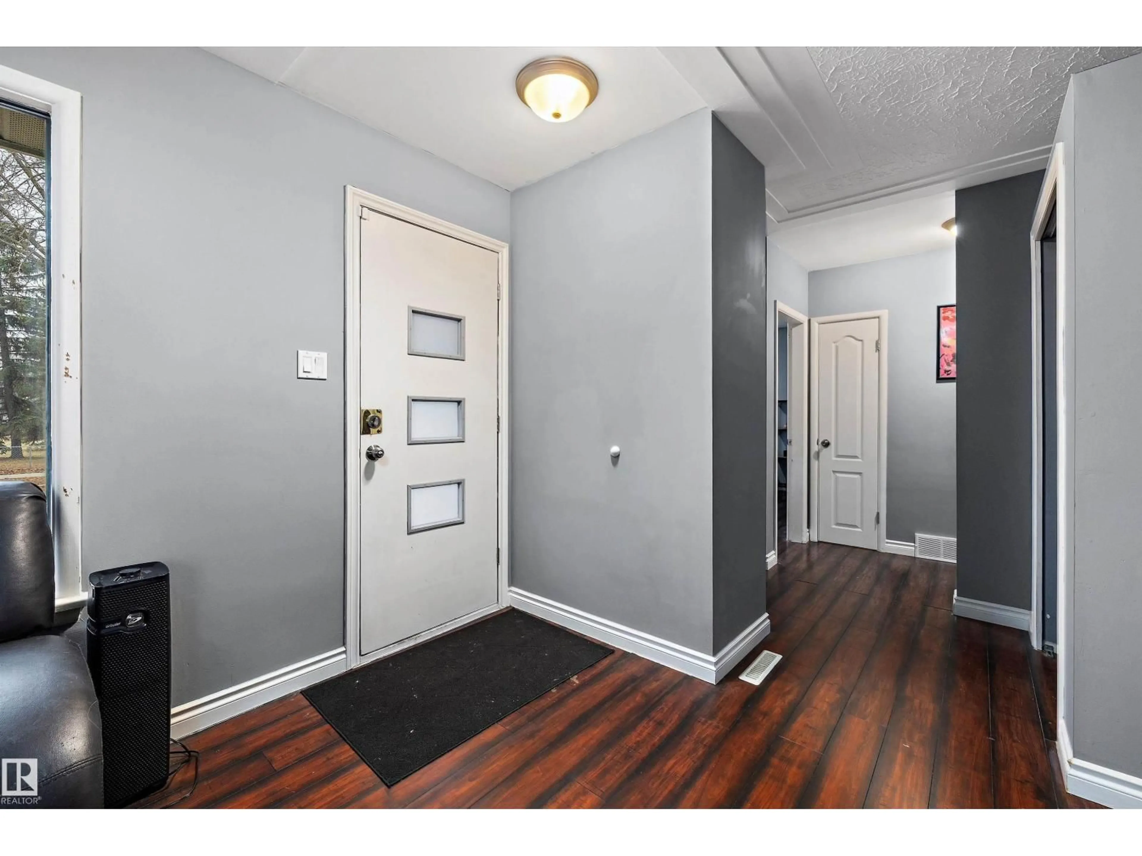 Indoor entryway for 12039 52 ST, Edmonton Alberta T5W3J7