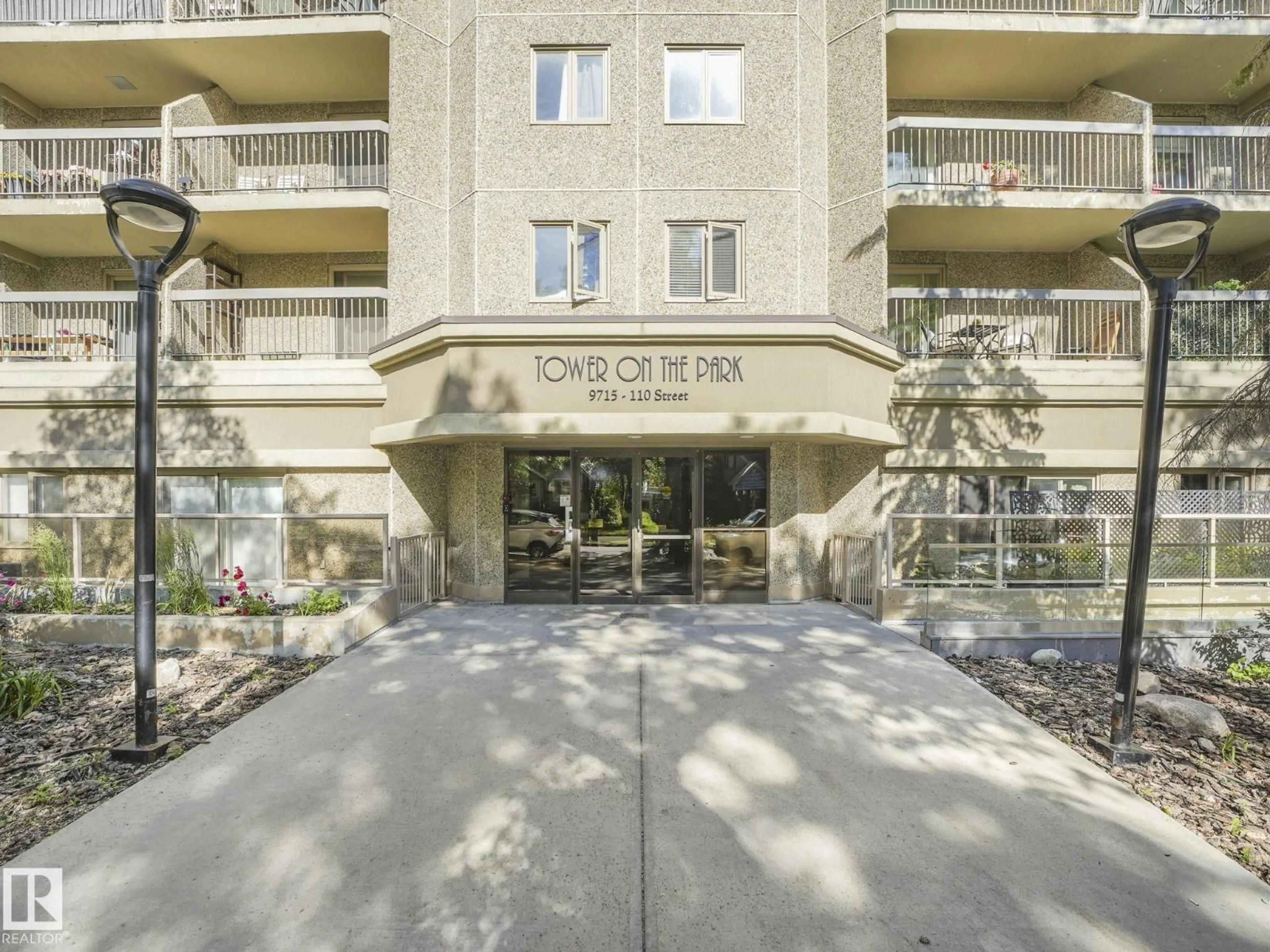 Indoor foyer for #102 - 9715 110 ST, Edmonton Alberta T5K2M1