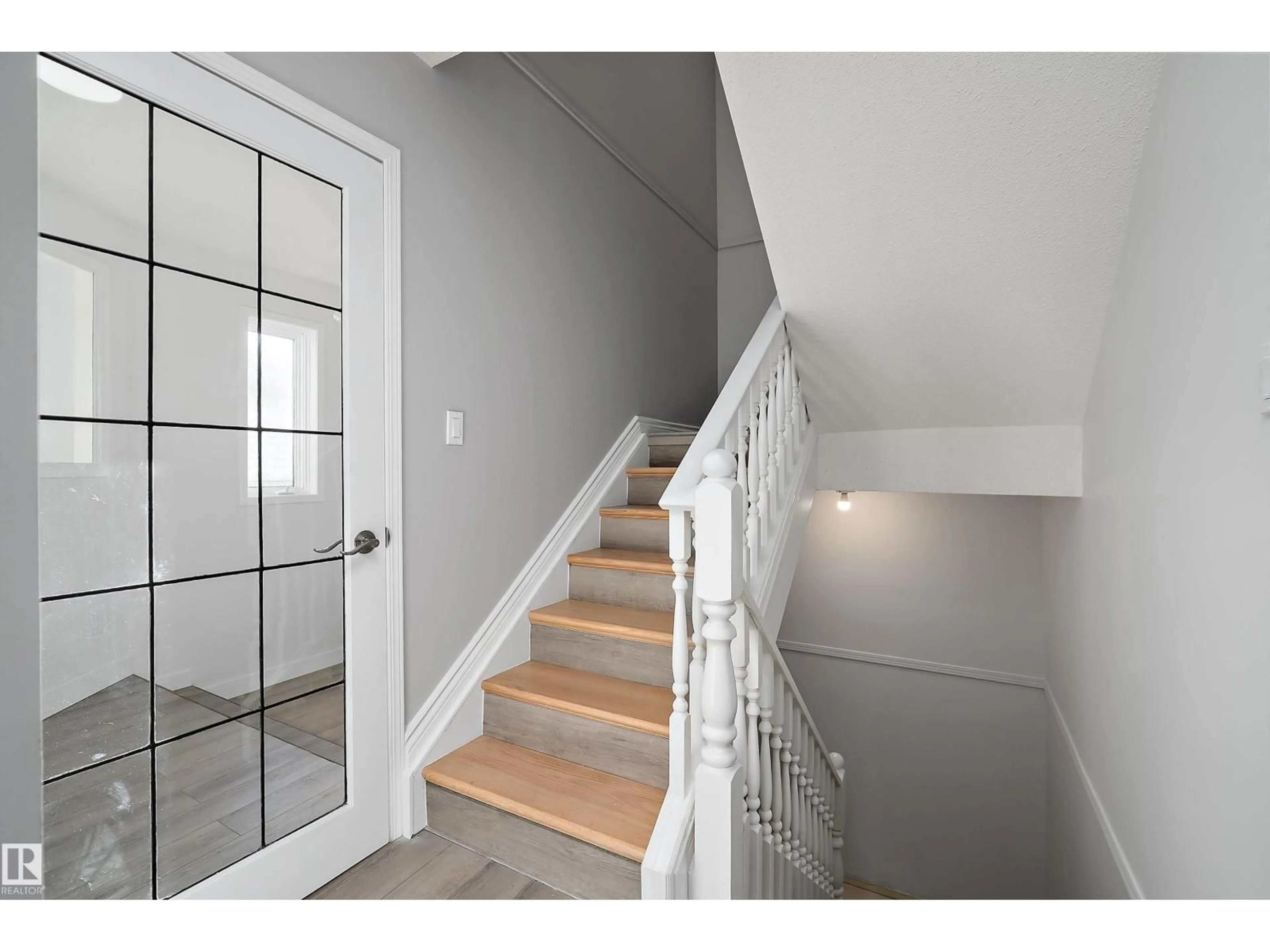 Stairs for 735 WELLS POINT LN, Sherwood Park Alberta T8H4H8