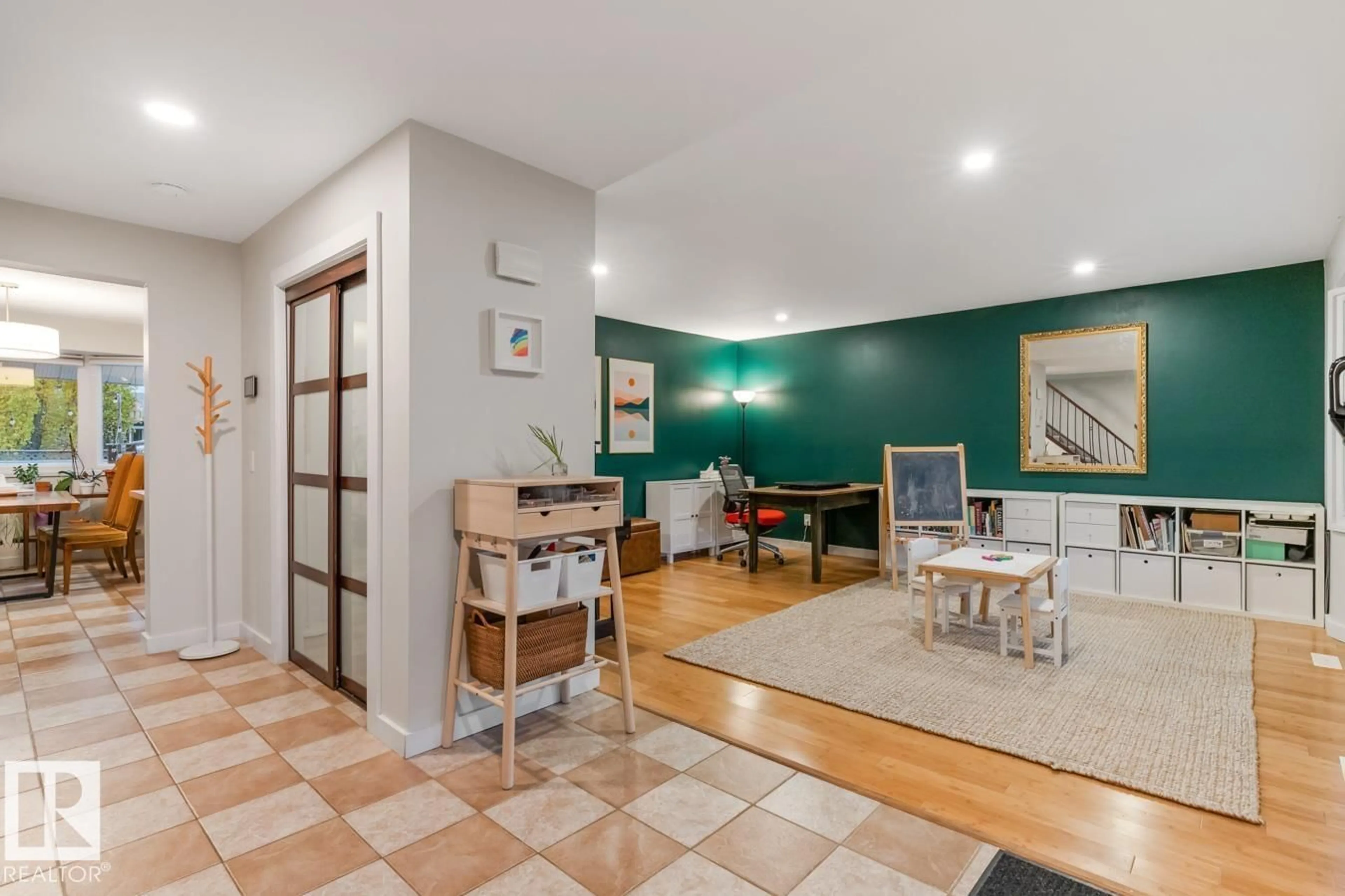 Indoor foyer for 6815 11 AV, Edmonton Alberta T6K3M6