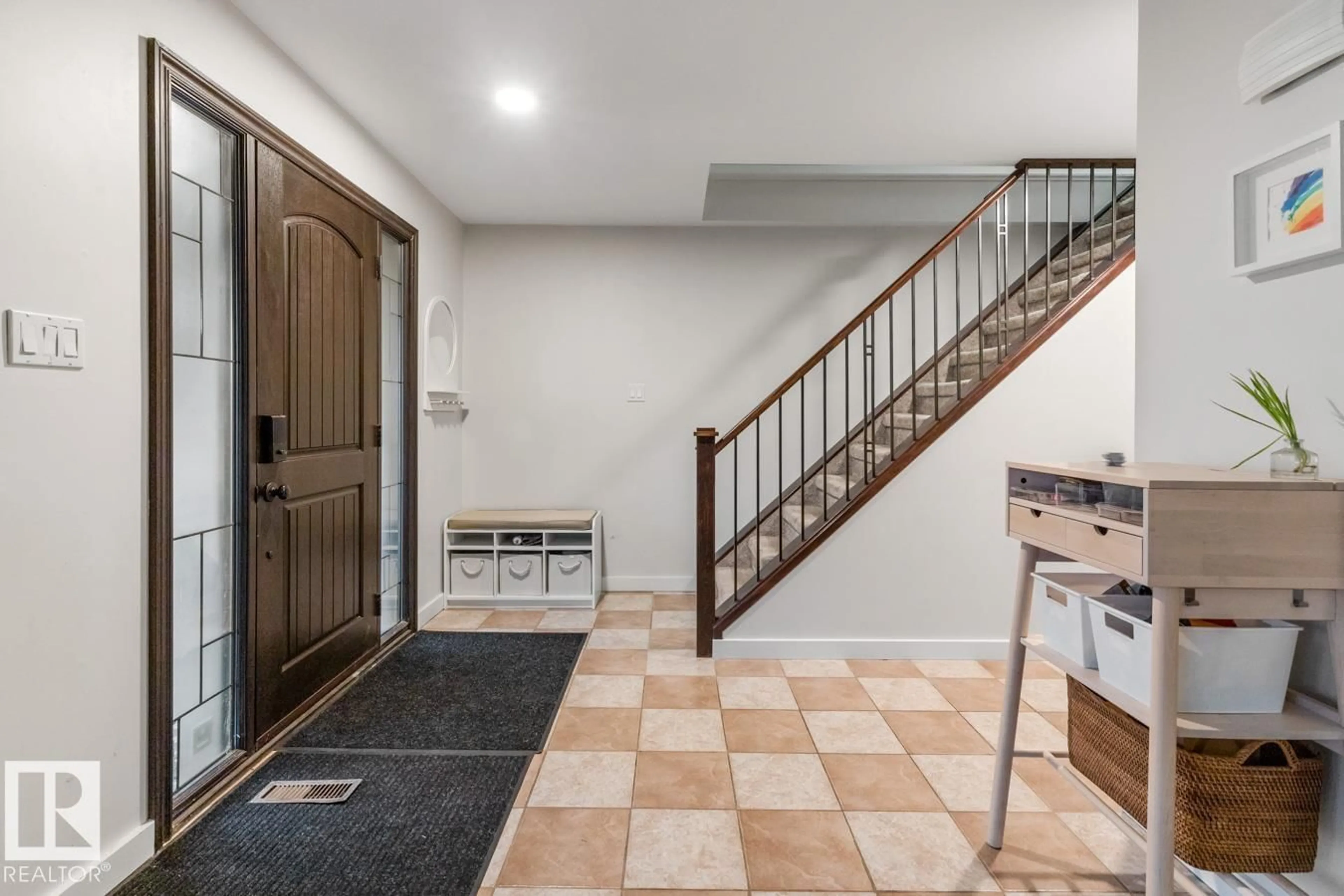 Indoor foyer for 6815 11 AV, Edmonton Alberta T6K3M6